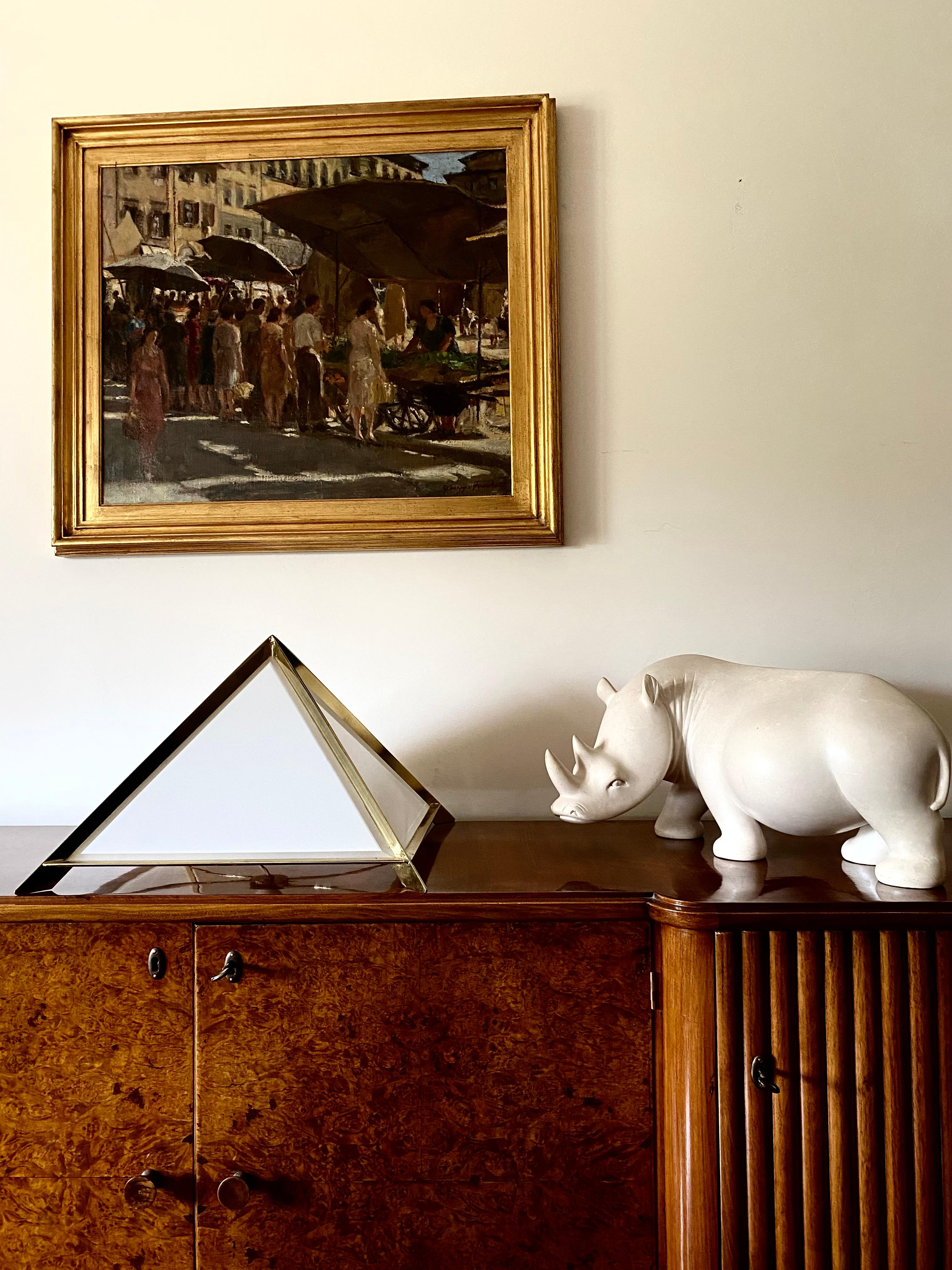 Hollywood Regency Lampada da tavolo piramidale in ottone dorato, Christos, Italia, 1970 in vendita