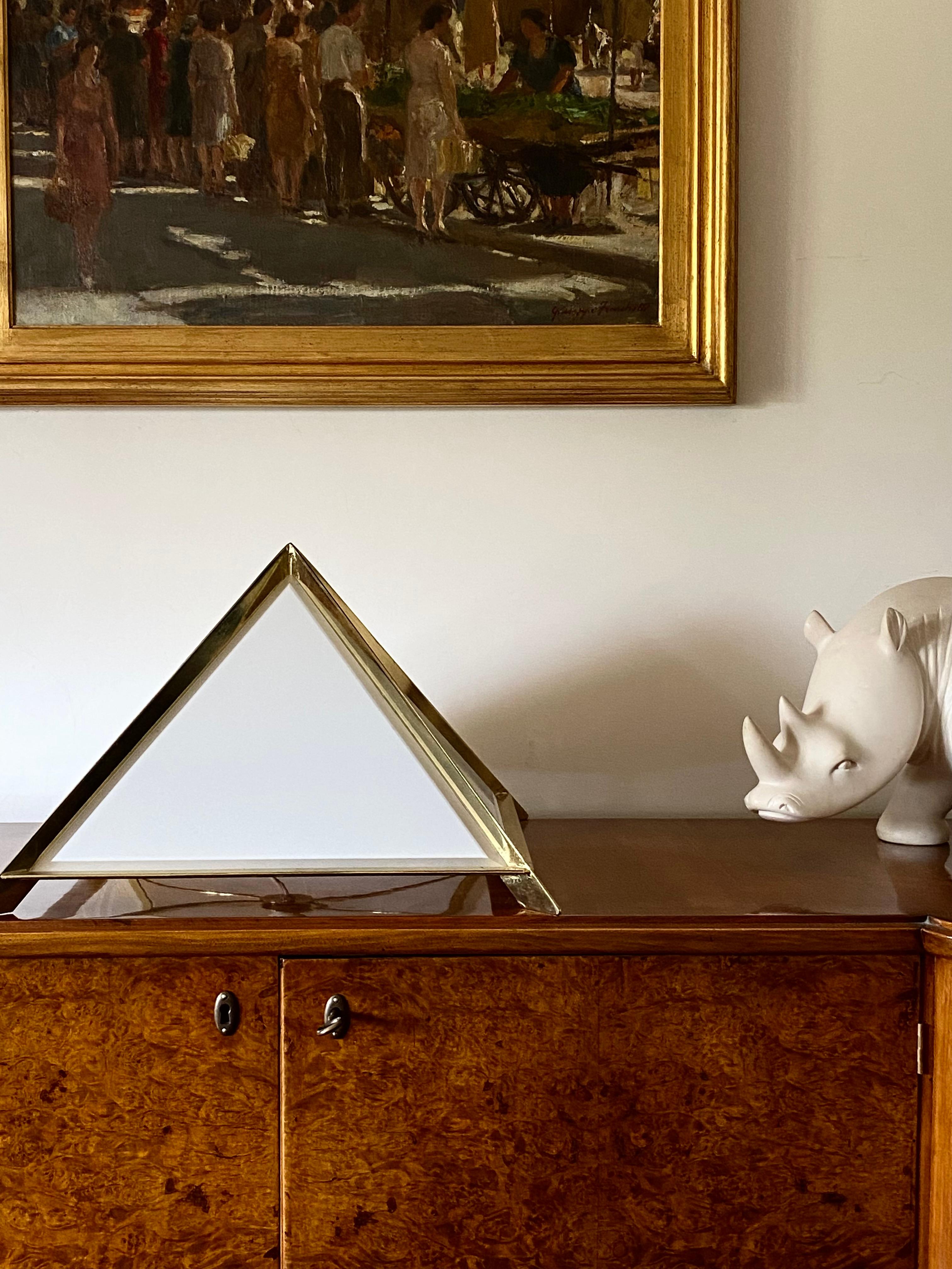Fin du 20e siècle Lampe de table pyramidale en laiton doré, Christos, Italie, 1970 en vente