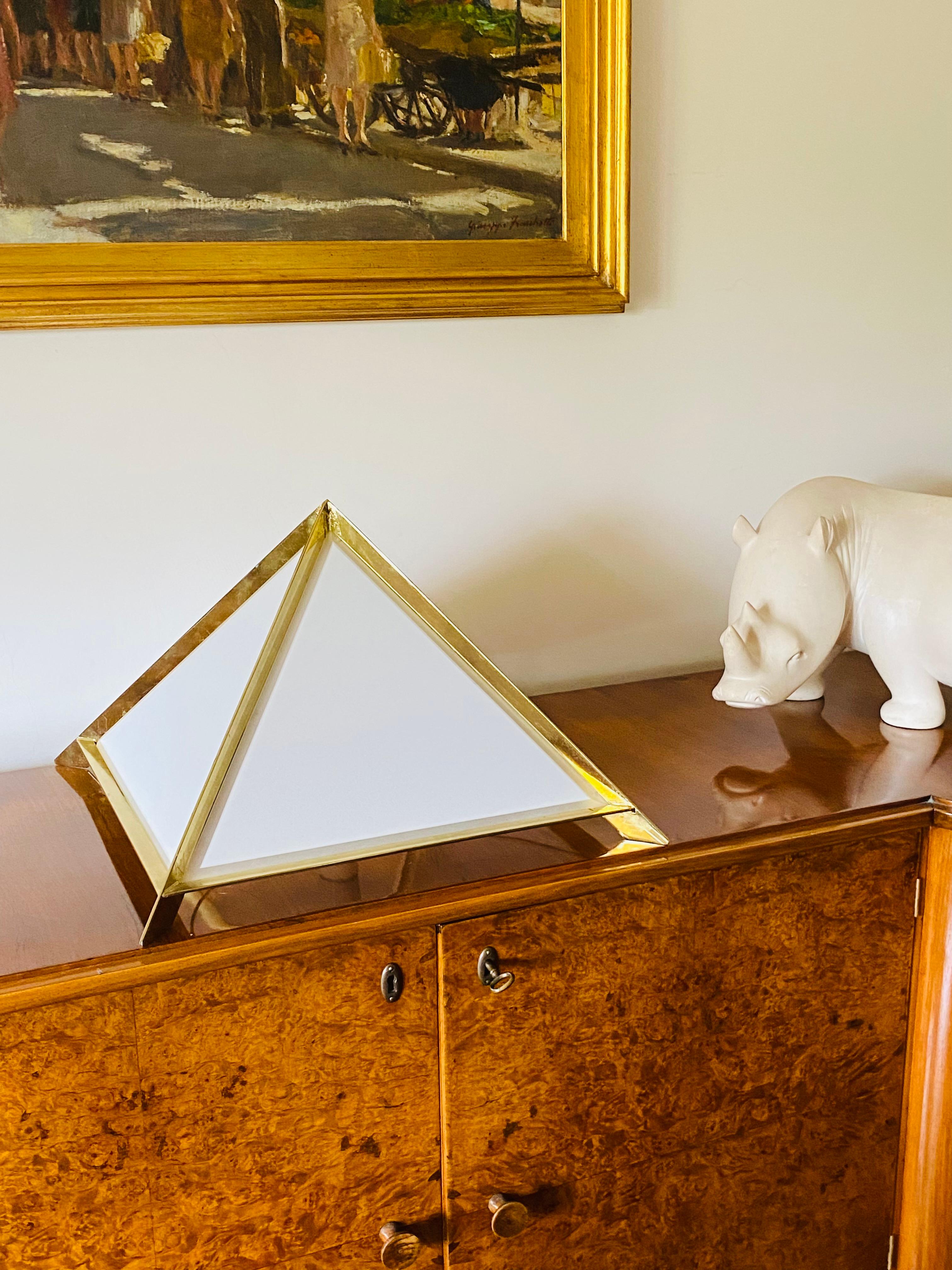 Laiton Lampe de table pyramidale en laiton doré, Christos, Italie, 1970 en vente