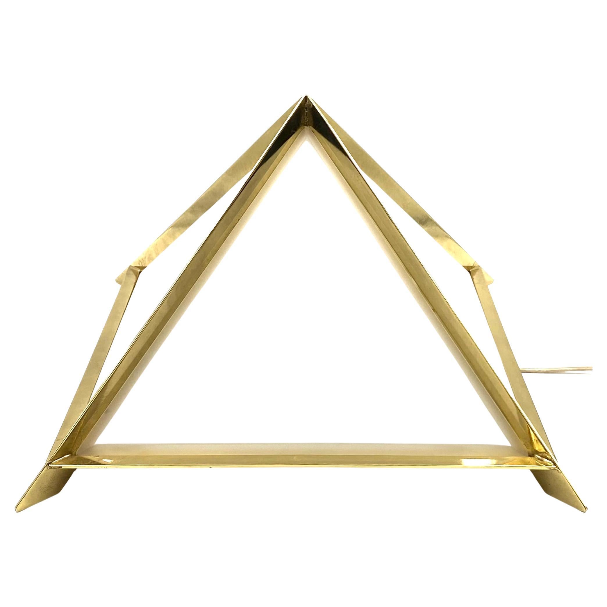 Lampada da tavolo piramidale in ottone dorato, Christos, Italia, 1970 in vendita