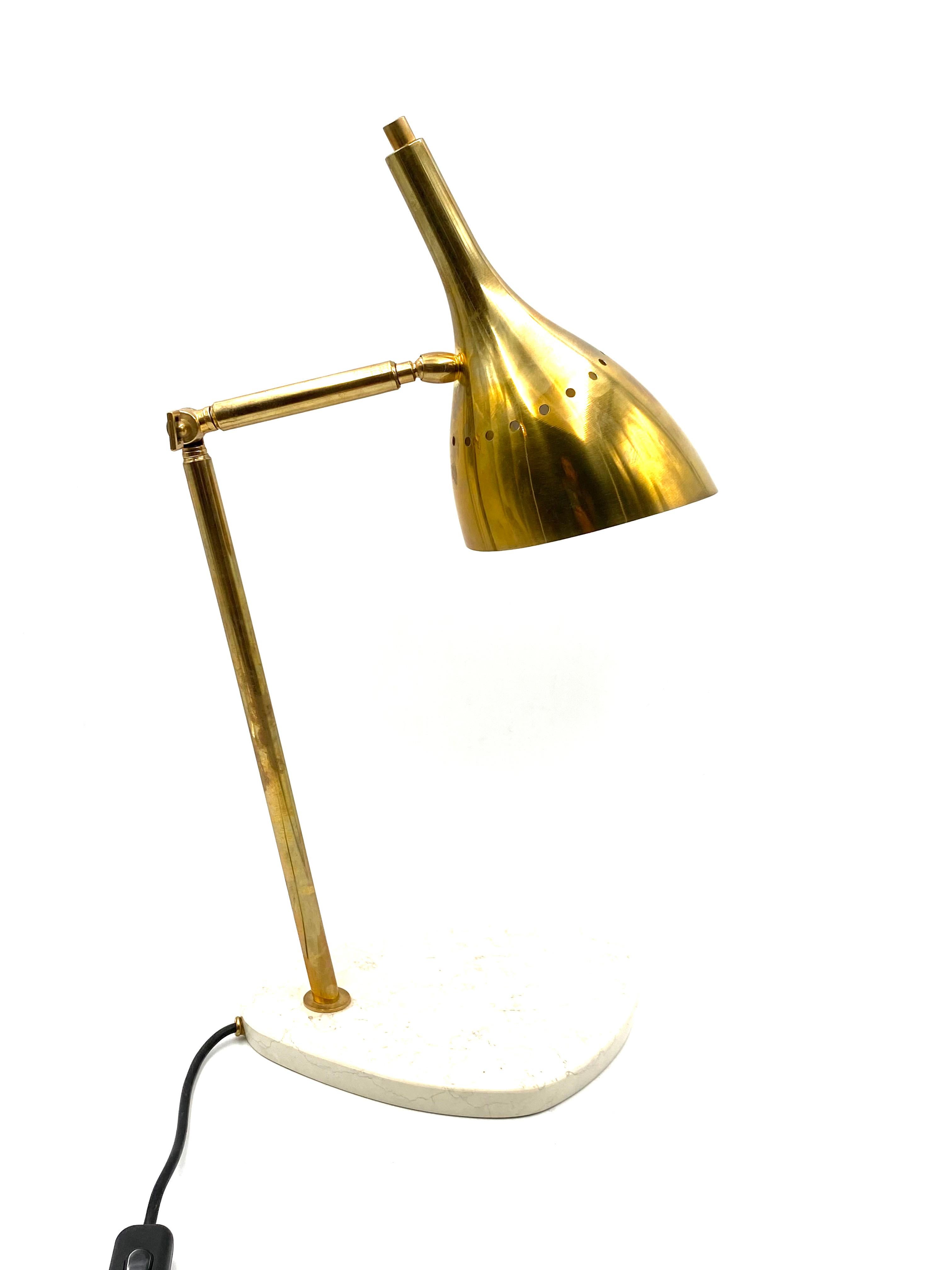 Golden Brass Table / Desk Lamp with Carrara Marble Base, Italy, circa 1980 In Excellent Condition For Sale In Firenze, IT