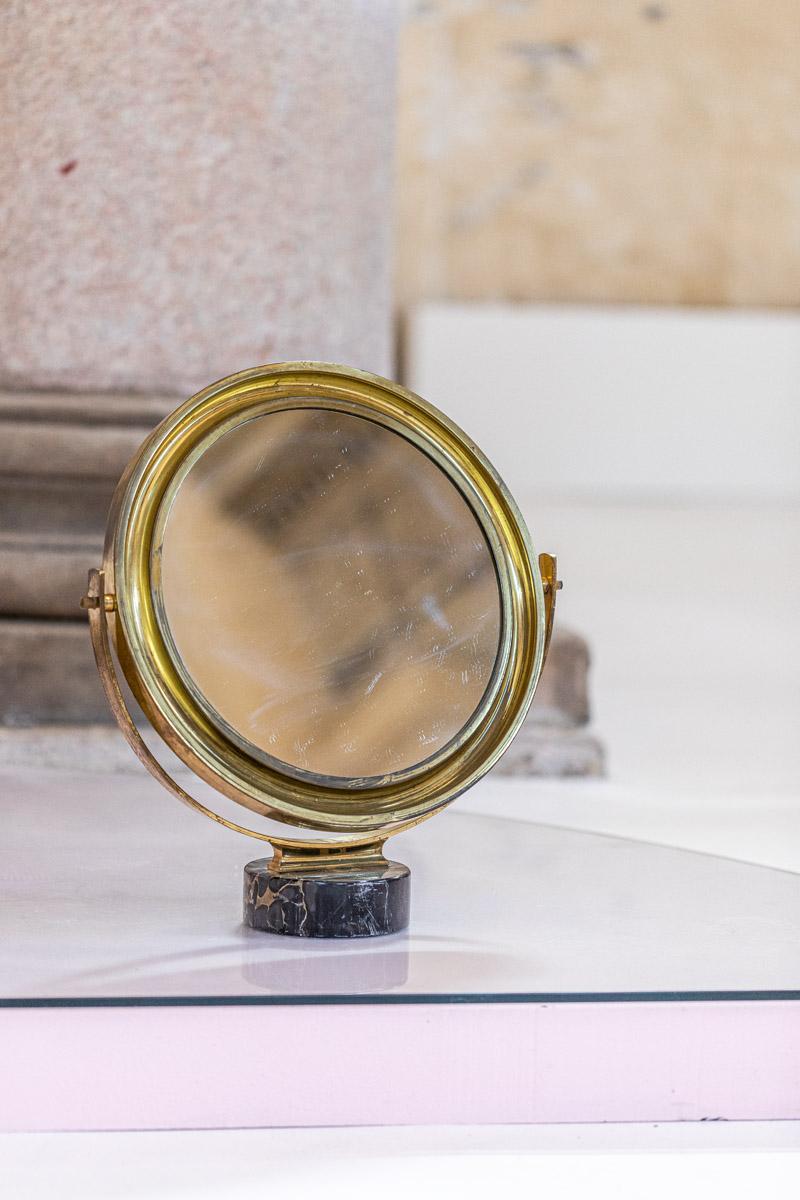 Sergio Mazza midcentury table mirror in golden brass, produced in Italy during 1960s. This astonishing piece is composed of a revolving golden plated brass mirror on a small marble base (15 cm).
The condition is excellent as the original patina