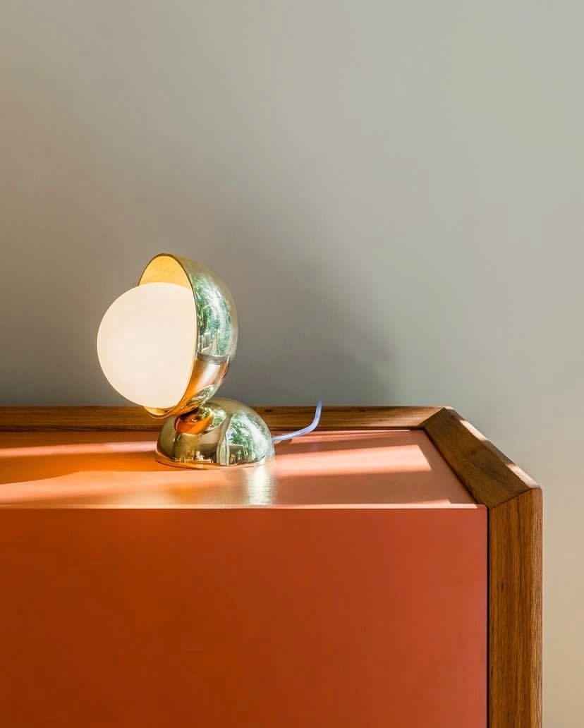 Moderne Petite lampe à poser contemporaine brésilienne en bronze coulé dorée en vente