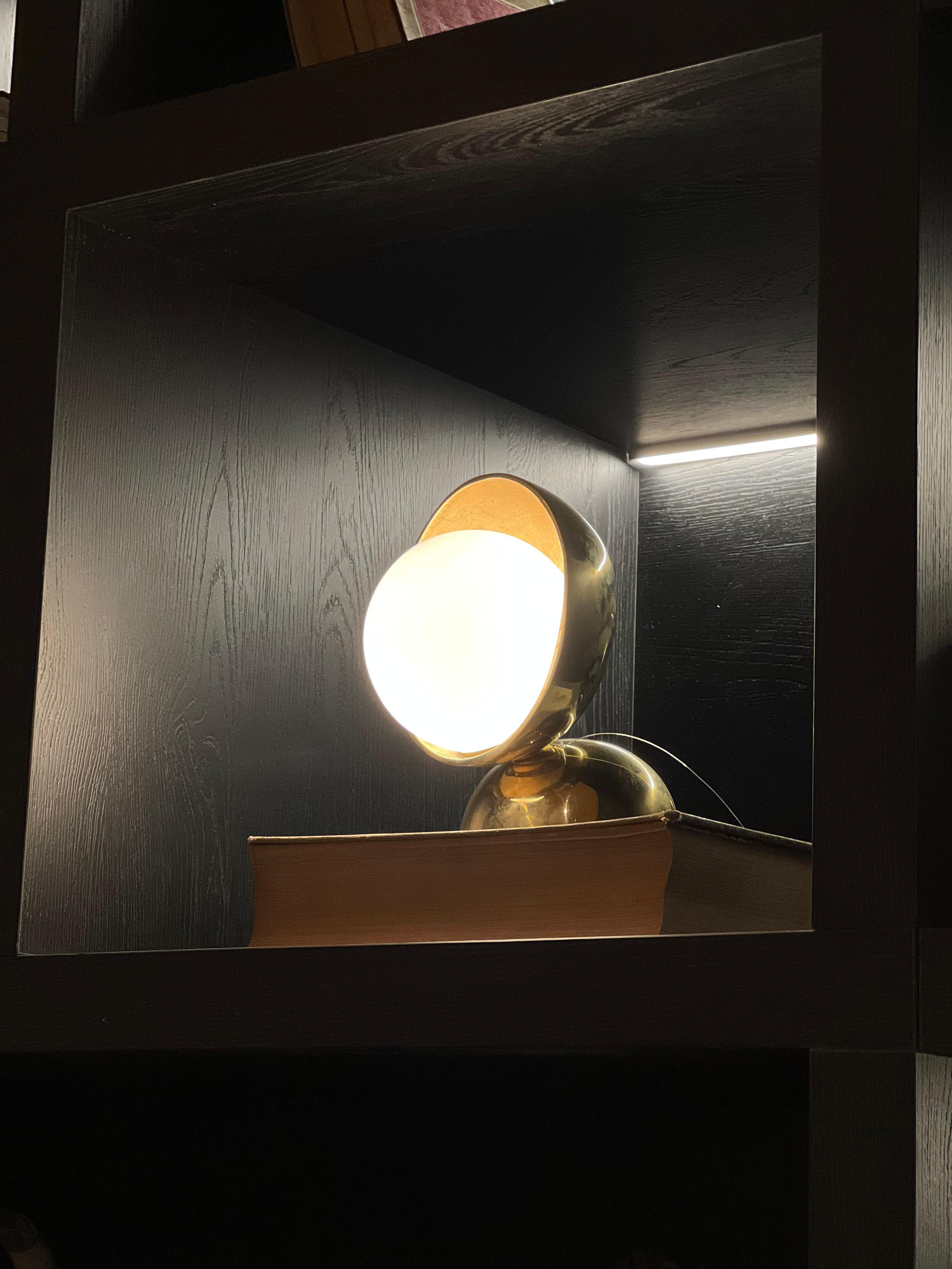 Golden brazilian contemporary small table lamp made of cast bronze In New Condition For Sale In Sao Paulo, Sao Paulo