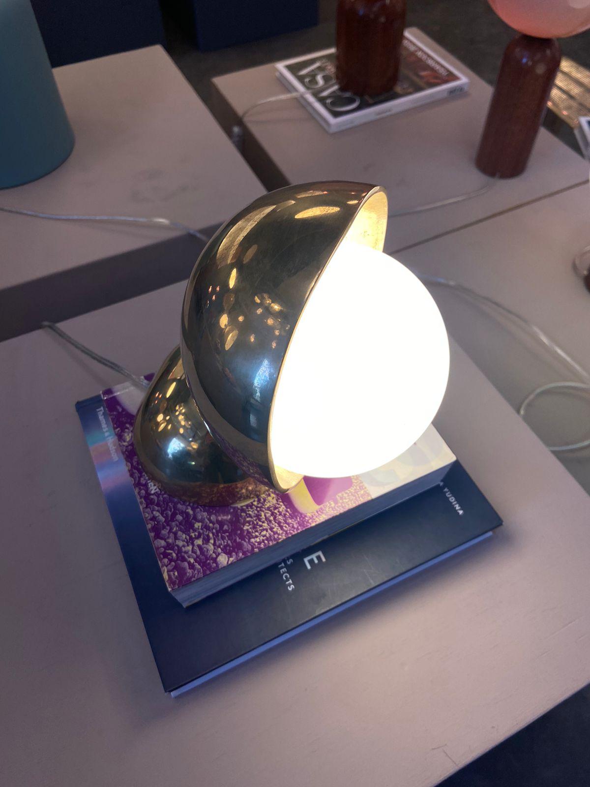 XXIe siècle et contemporain Petite lampe à poser contemporaine brésilienne en bronze coulé dorée en vente