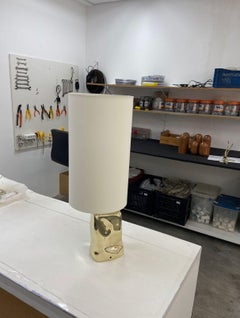Golden brazilian contemporary table lamp made of cast bronze