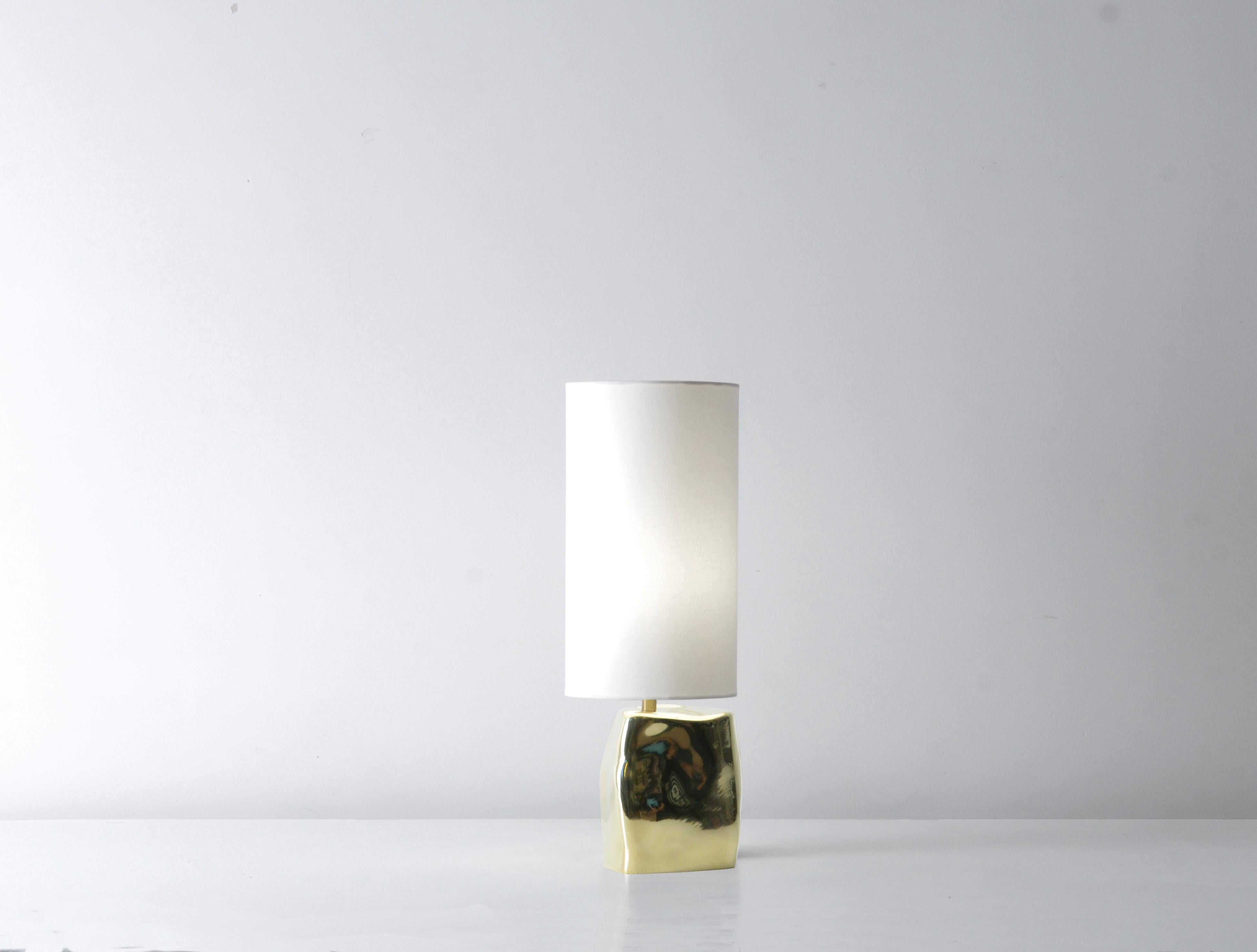Moderne Lampe à poser contemporaine brésilienne dorée en bronze coulé. en vente
