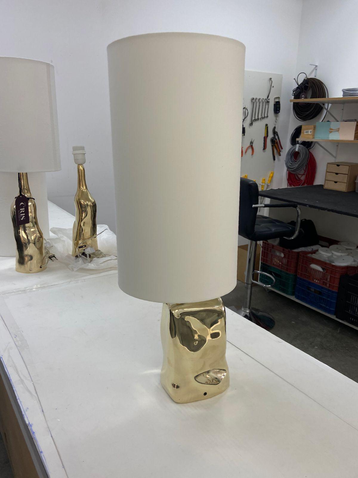 Goldene brasilianische Contemporary Tischlampe aus Bronzeguss (Moderne) im Angebot