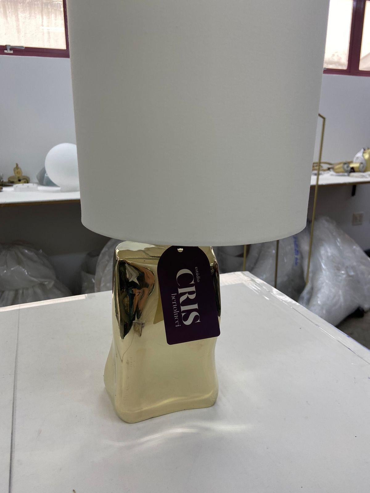 Brazilian Golden brazilian contemporary table lamp made of cast bronze For Sale