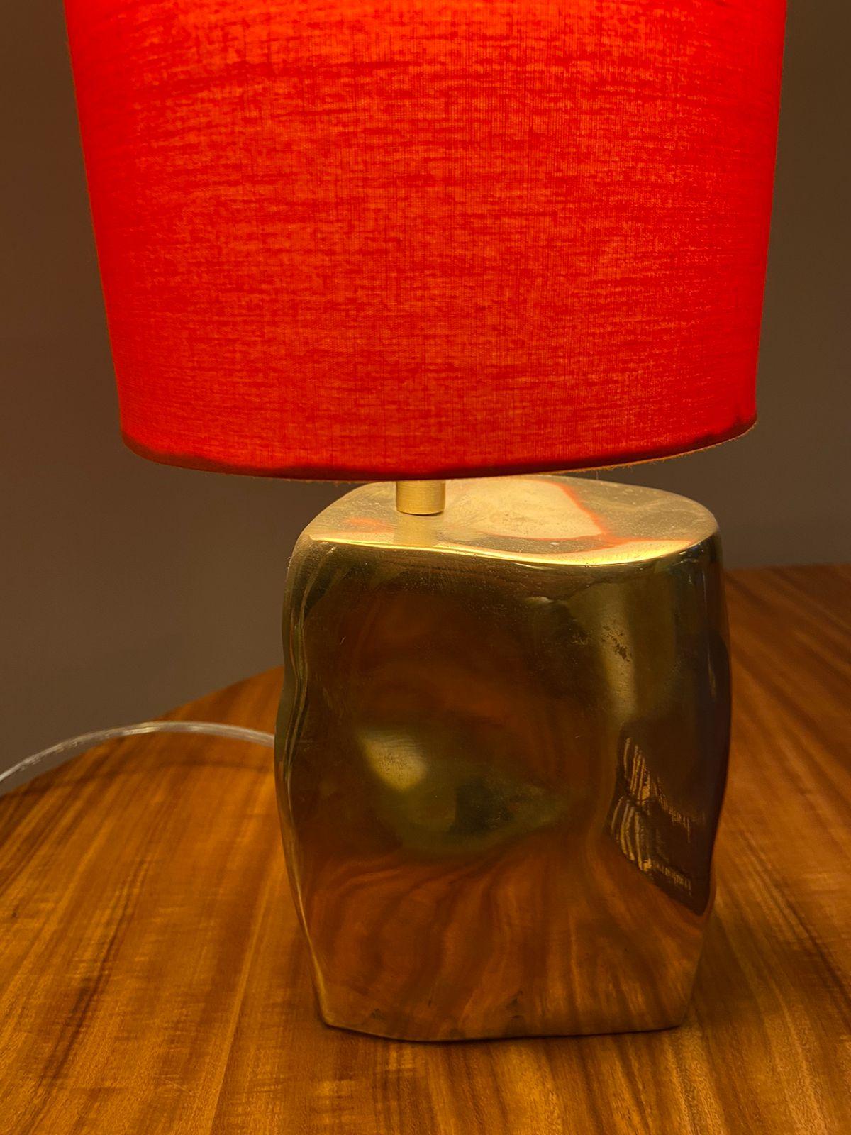 Contemporary Golden brazilian contemporary table lamp made of cast bronze For Sale
