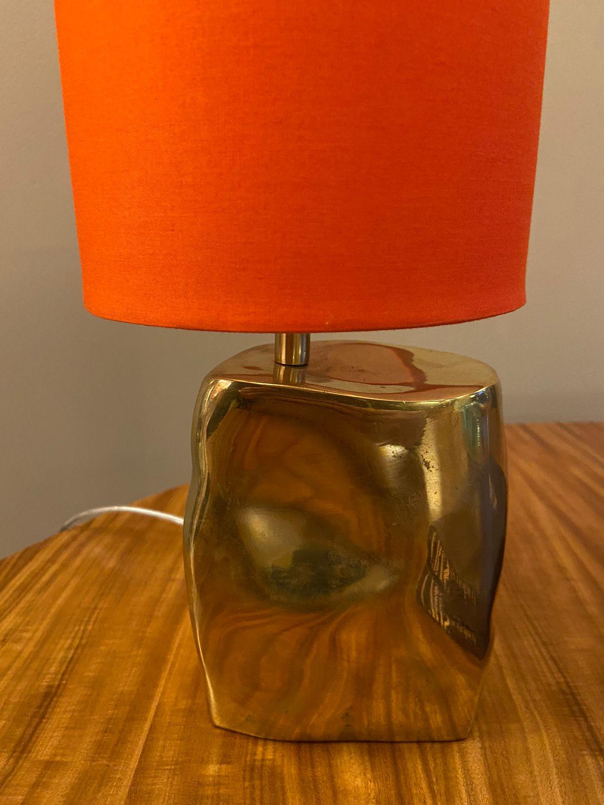 Bronze Lampe à poser contemporaine brésilienne dorée en bronze coulé. en vente