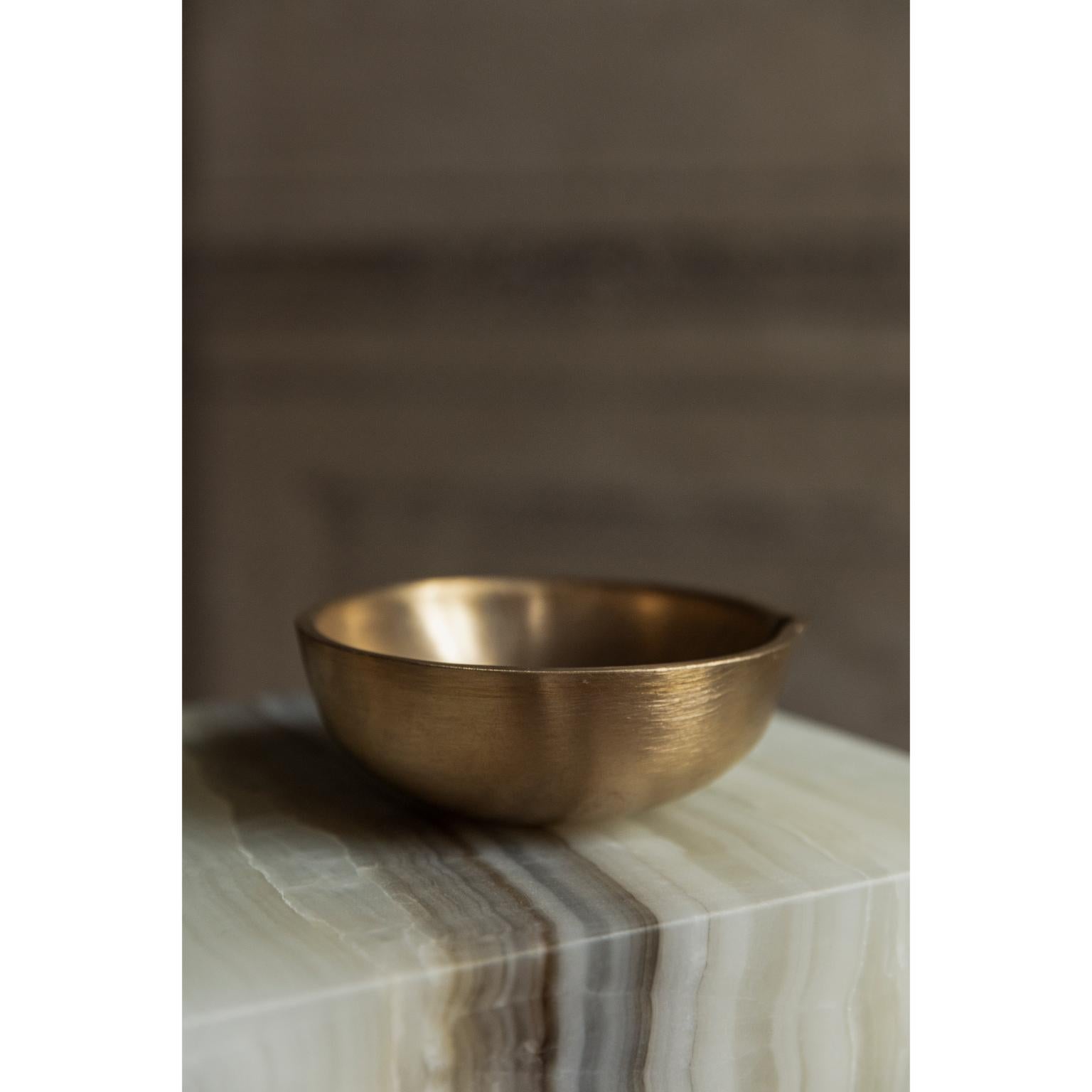 Golden bronze bowl by Rick Owens
2007
Dimensions: L 14 x W 14 x H 8 cm
Materials: Bronze
Weight: 1.5 kg
The gold edition is an exclusivity of Galerie Philia

Rick Owens is a California-born fashion and furniture has developed a unique style