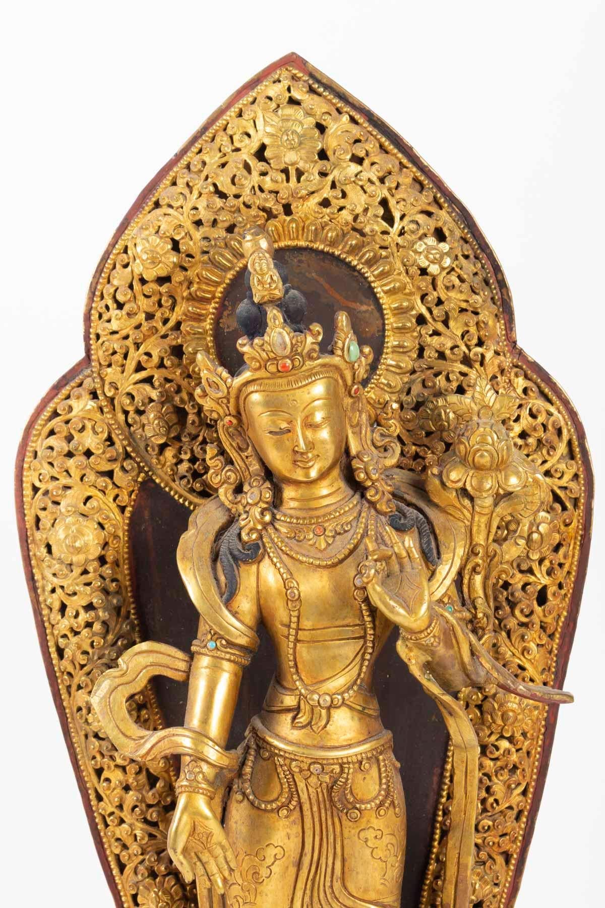 Golden bronze Buddhist divinity, Tibet, middle of the 20th century, Mandole Ajourée
Measures: H 43cm, L 19cm, P 10cm.