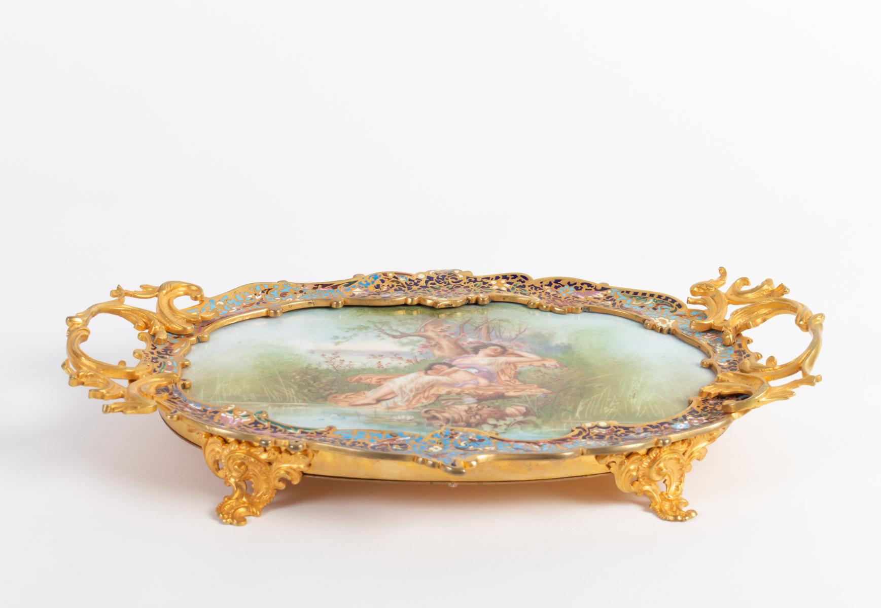 Cup in gilt bronze and cloisonné, hand painted porcelain plate, 19th century, Napoleon III.

Measures: L 34 cm, D 24 cm, H 6 cm.