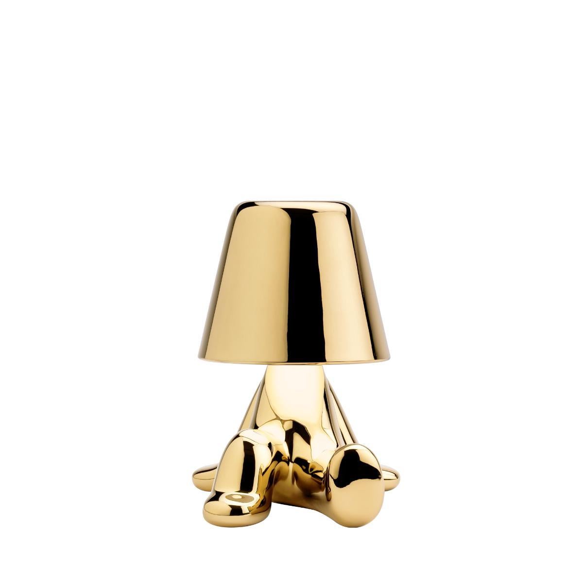 Este Hermanos de Oro se llama Bob.
Diseñados por Stefano Giovannoni, los Hermanos de Oro son una familia de lámparas-personaje que, al reflejar una luz suave sobre su cuerpo, realzan la plasticidad y fluidez de su silueta.
Los Hermanos de Oro,