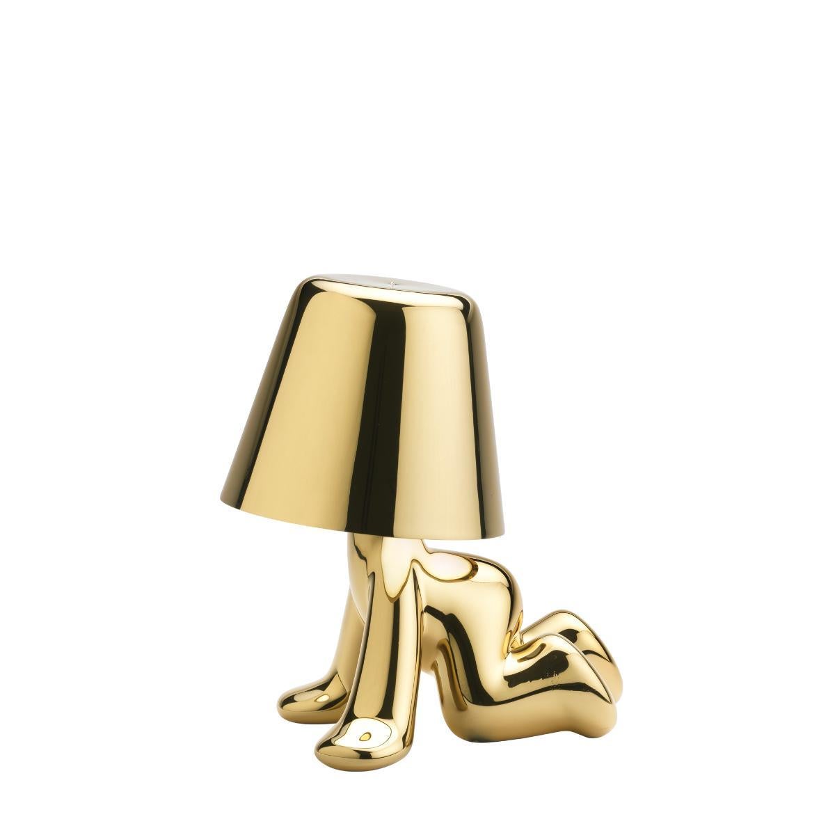 Este Hermanos de Oro se llama Ron.
Diseñados por Stefano Giovannoni, los Hermanos de Oro son una familia de lámparas-personaje que, al reflejar una luz suave sobre su cuerpo, realzan la plasticidad y fluidez de su silueta.
Los Hermanos de Oro,
