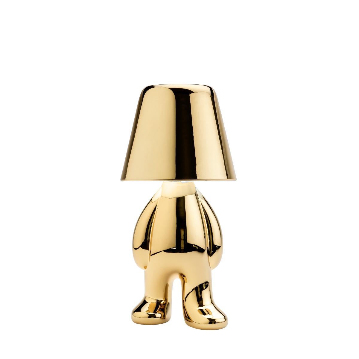 Diese Goldenen Brüder heißen Tom.
Die von Stefano Giovannoni entworfenen Golden Brothers sind eine Familie von Lampenfiguren, die ein weiches Licht auf ihrem Körper reflektieren und die Plastizität und Fließfähigkeit ihrer Silhouette
