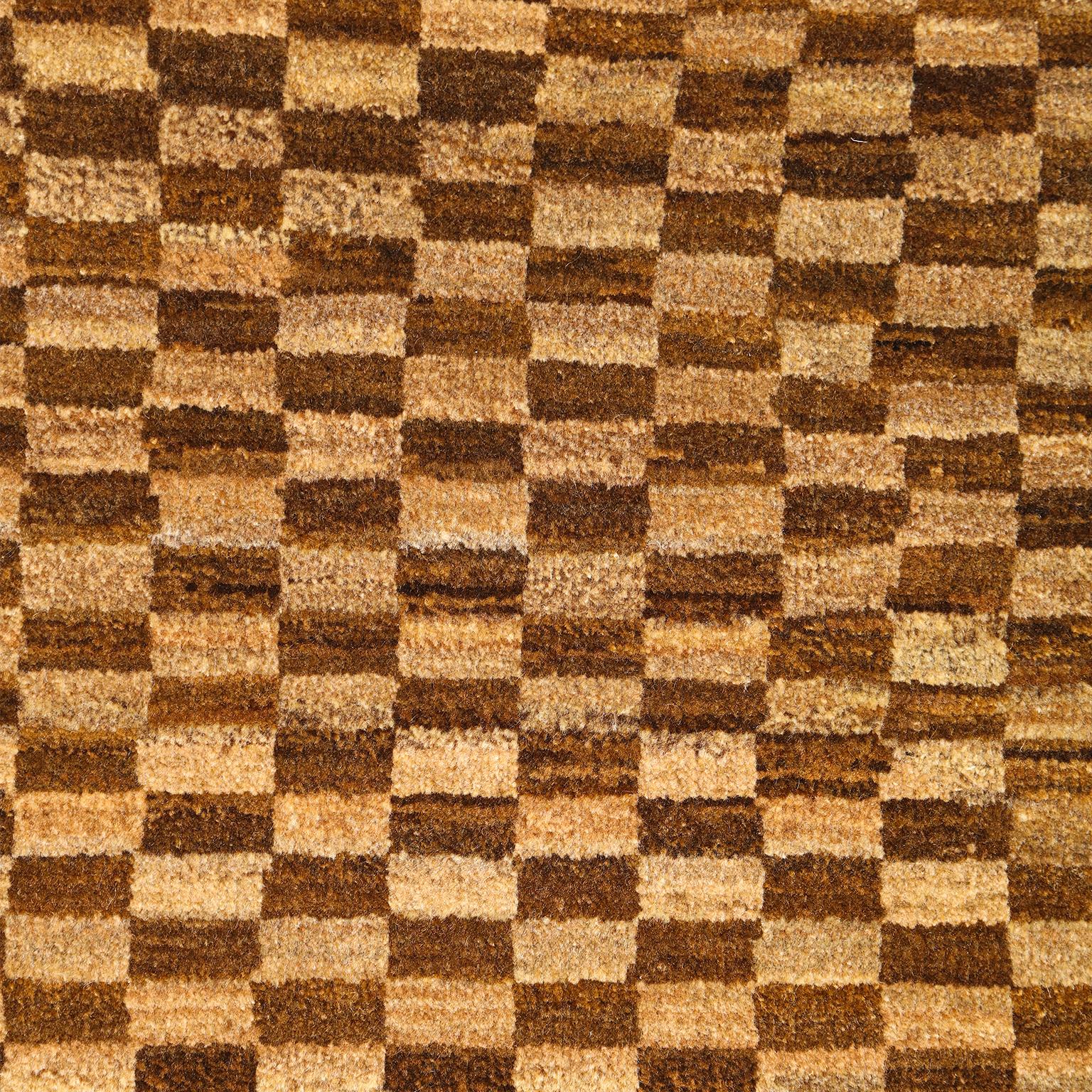 Chaleureux, texturé et discrètement architectural, ce tapis en laine persane noué à la main de 8' x 10' présente un motif géométrique à carreaux finement rendu dans des tons superposés de brun doré. Les subtils changements de tons créent un effet