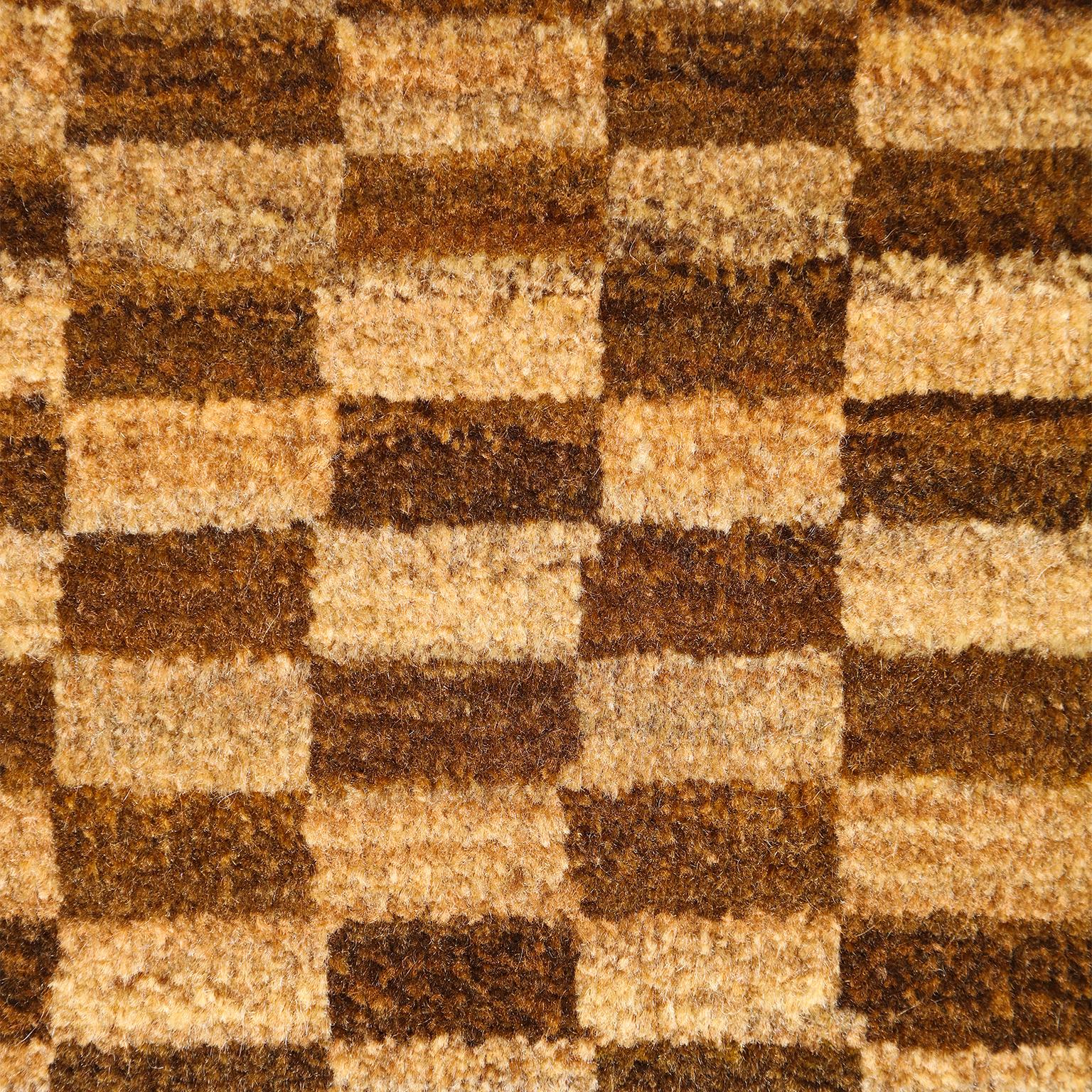 Scandinave moderne Tapis persan en laine à carreaux géométriques, noué à la main, brun doré, 8' x 10'. en vente