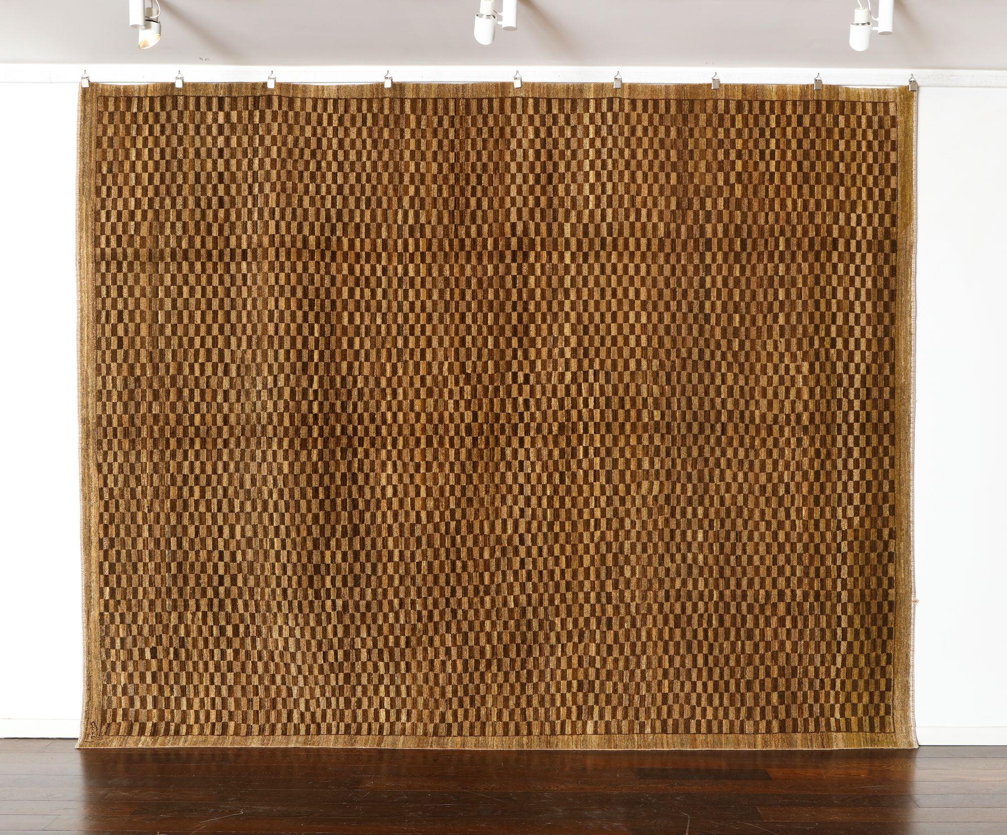 Tapis persan en laine à carreaux géométriques, noué à la main, brun doré, 8' x 10'. en vente 1