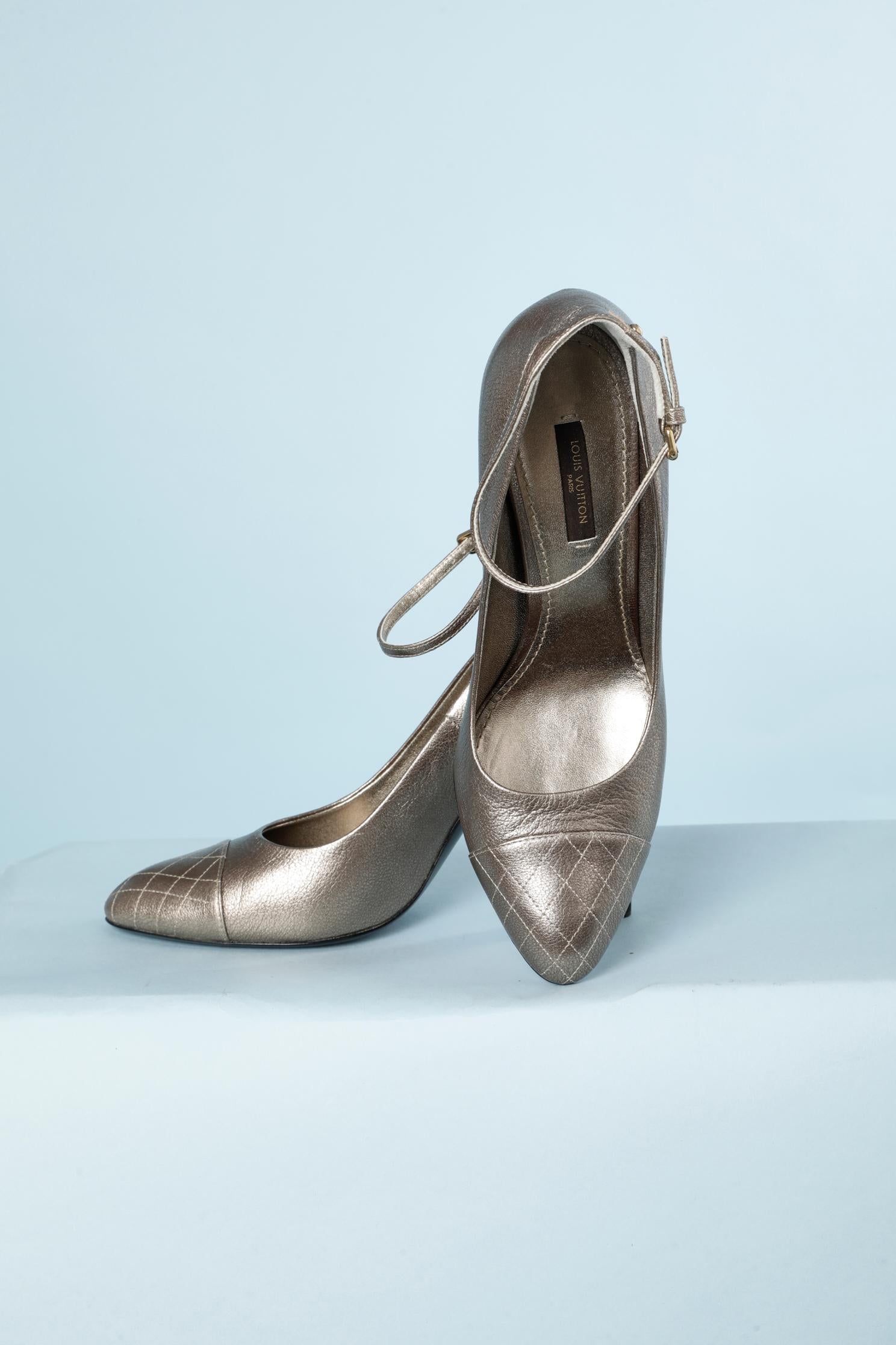 Gray Golden brown leather pump with top-stitched end and ankle strap Louis Vuitton  For Sale