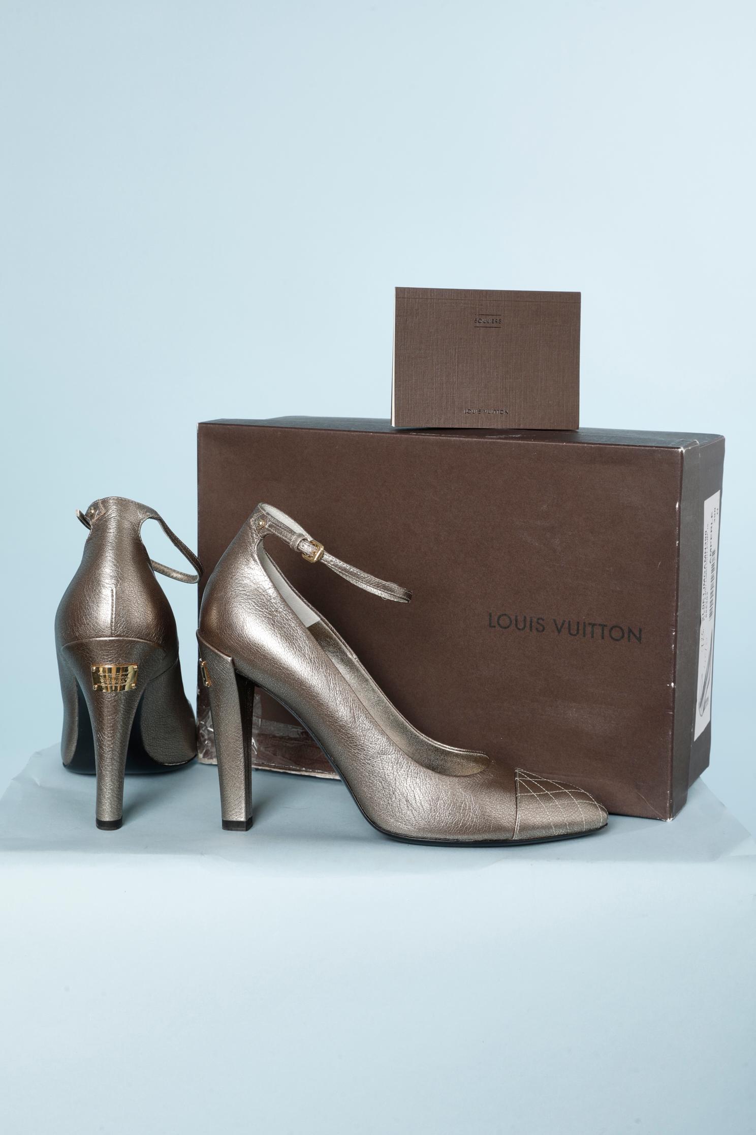 Women's or Men's Golden brown leather pump with top-stitched end and ankle strap Louis Vuitton  For Sale