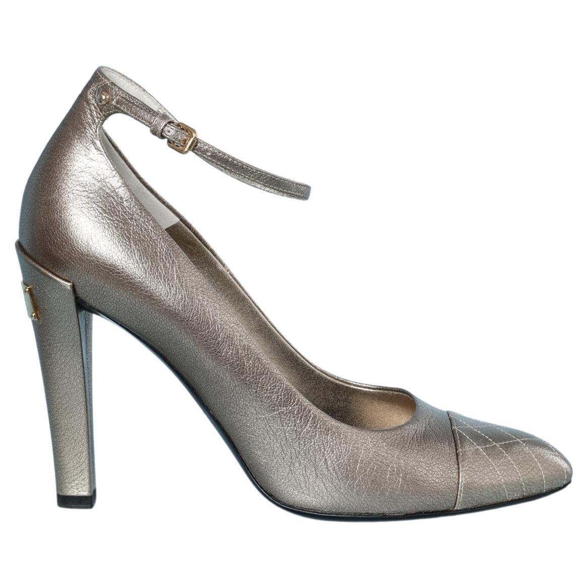 Golden brown leather pump with top-stitched end and ankle strap Louis Vuitton 