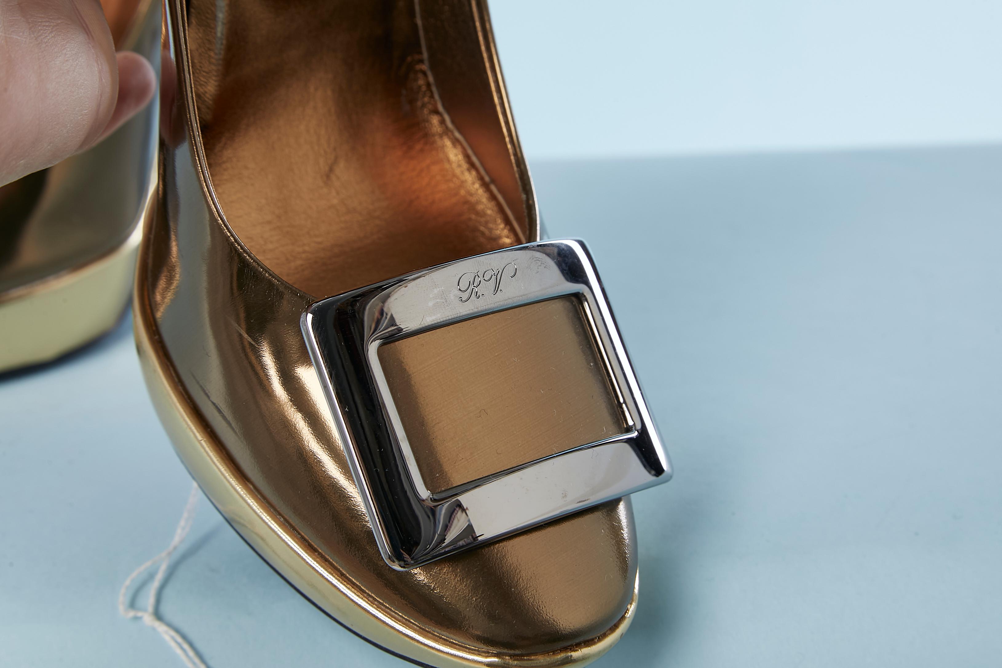 Golden brown pump with silver metal buckle Roger Vivier In Excellent Condition For Sale In Saint-Ouen-Sur-Seine, FR