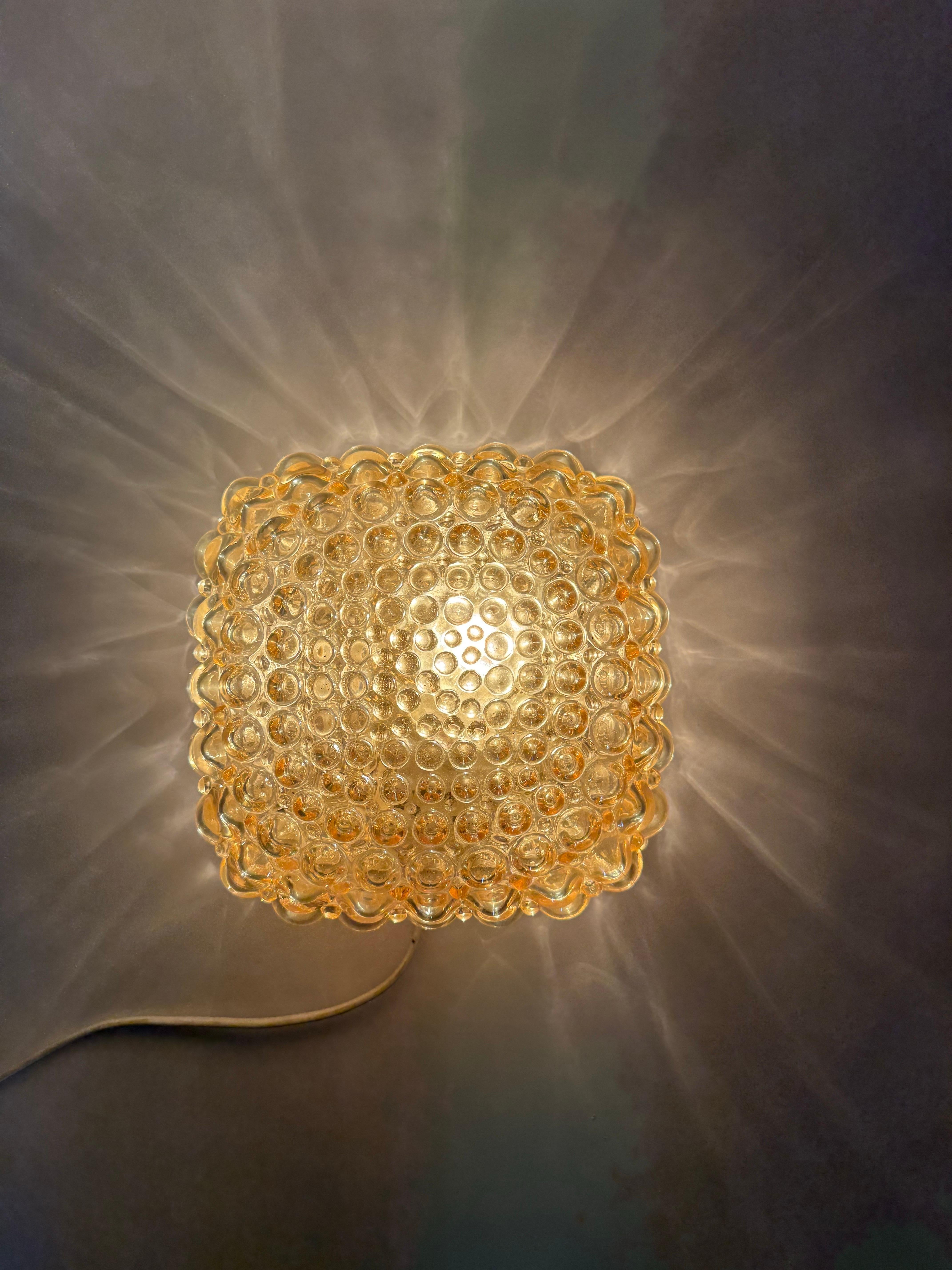 Questa applique in vetro a bolle dorate, molto difficile da trovare, risale agli anni '60 ed è in ottime condizioni. La lampada può essere montata a parete o a soffitto. La lampada ha una filettatura a vite E27 e normalmente si possono utilizzare
