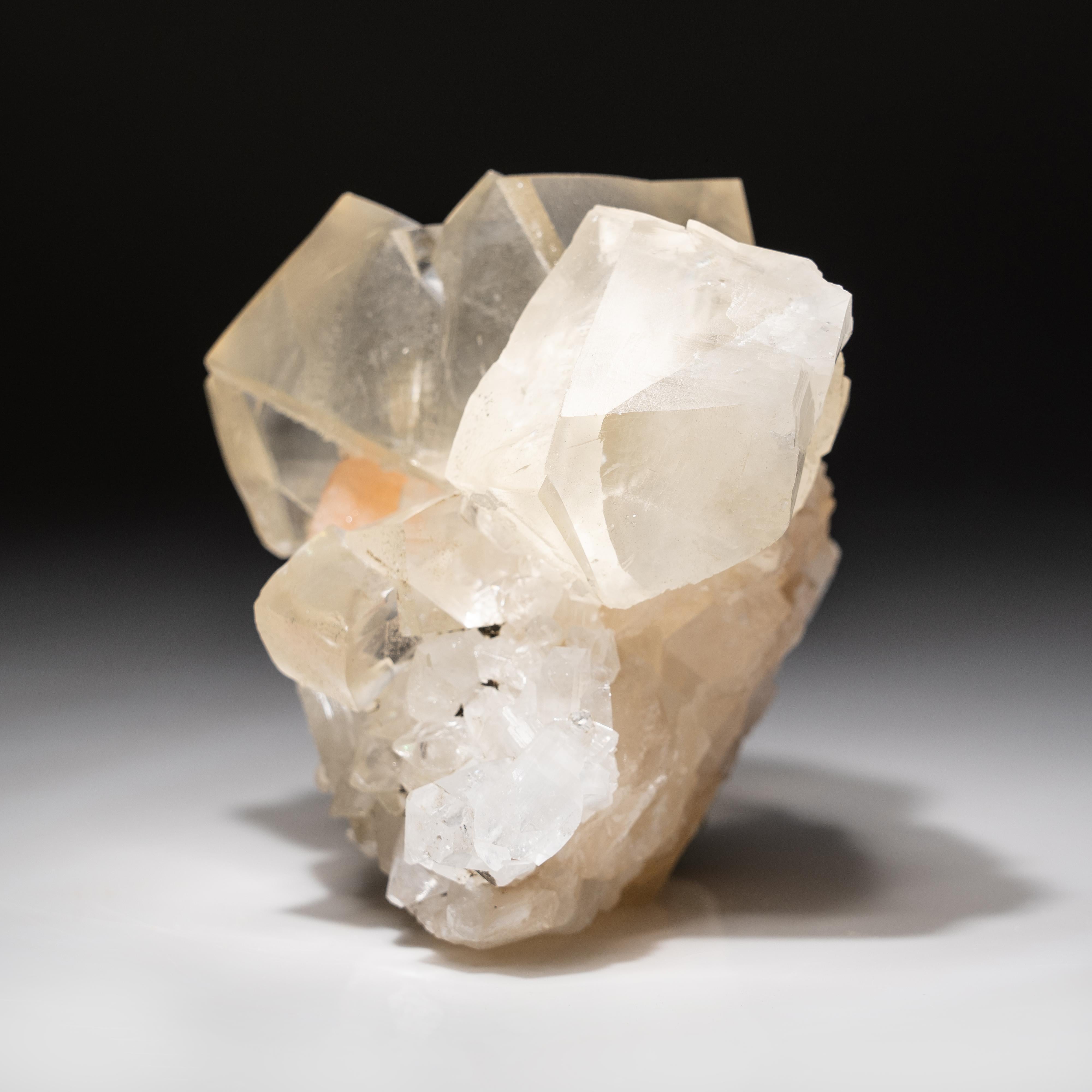 Fino al XVIII secolo Calcite dorata con apofillite dal distretto di Nasik, Maharashtra, India in vendita