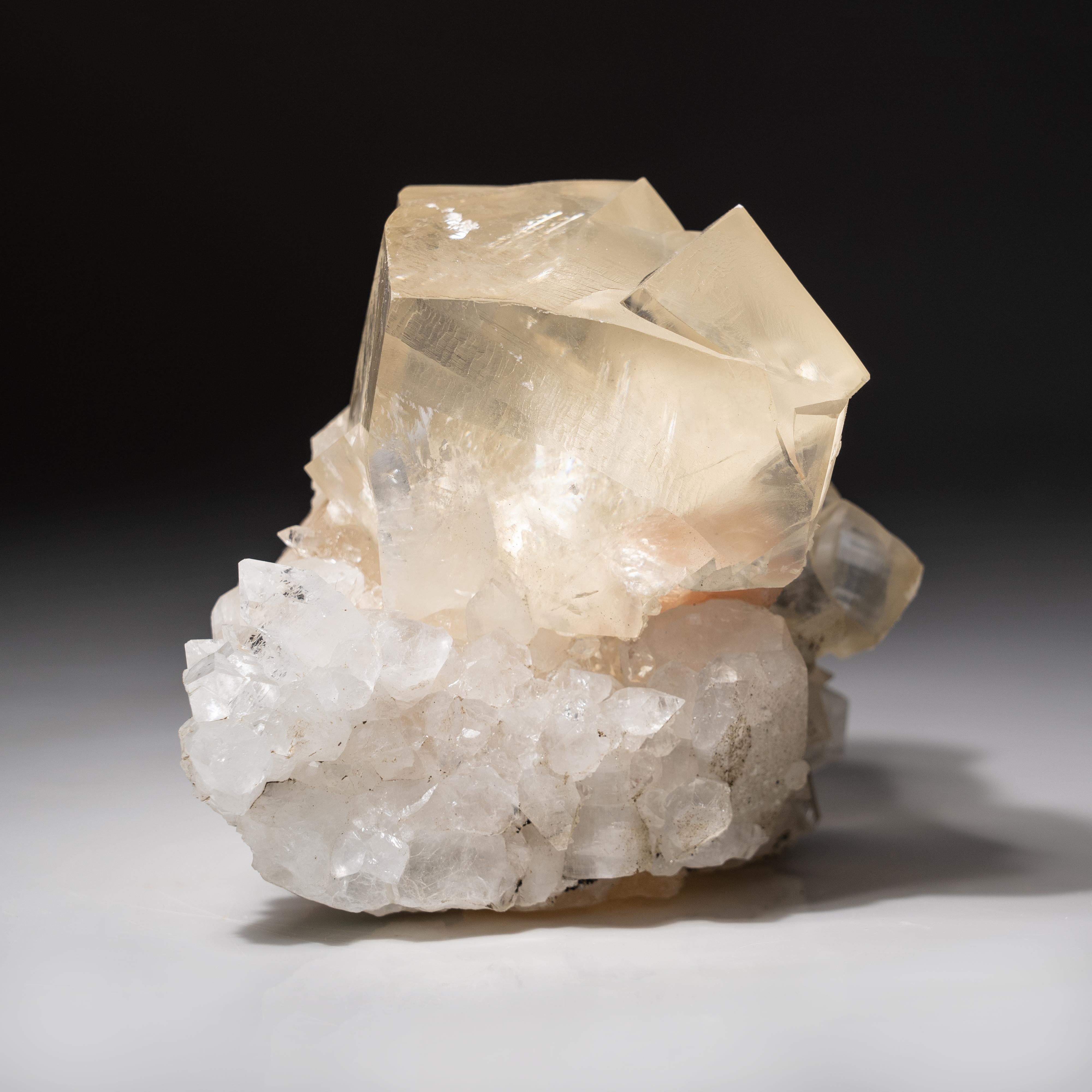 Altro Calcite dorata con apofillite dal distretto di Nasik, Maharashtra, India in vendita