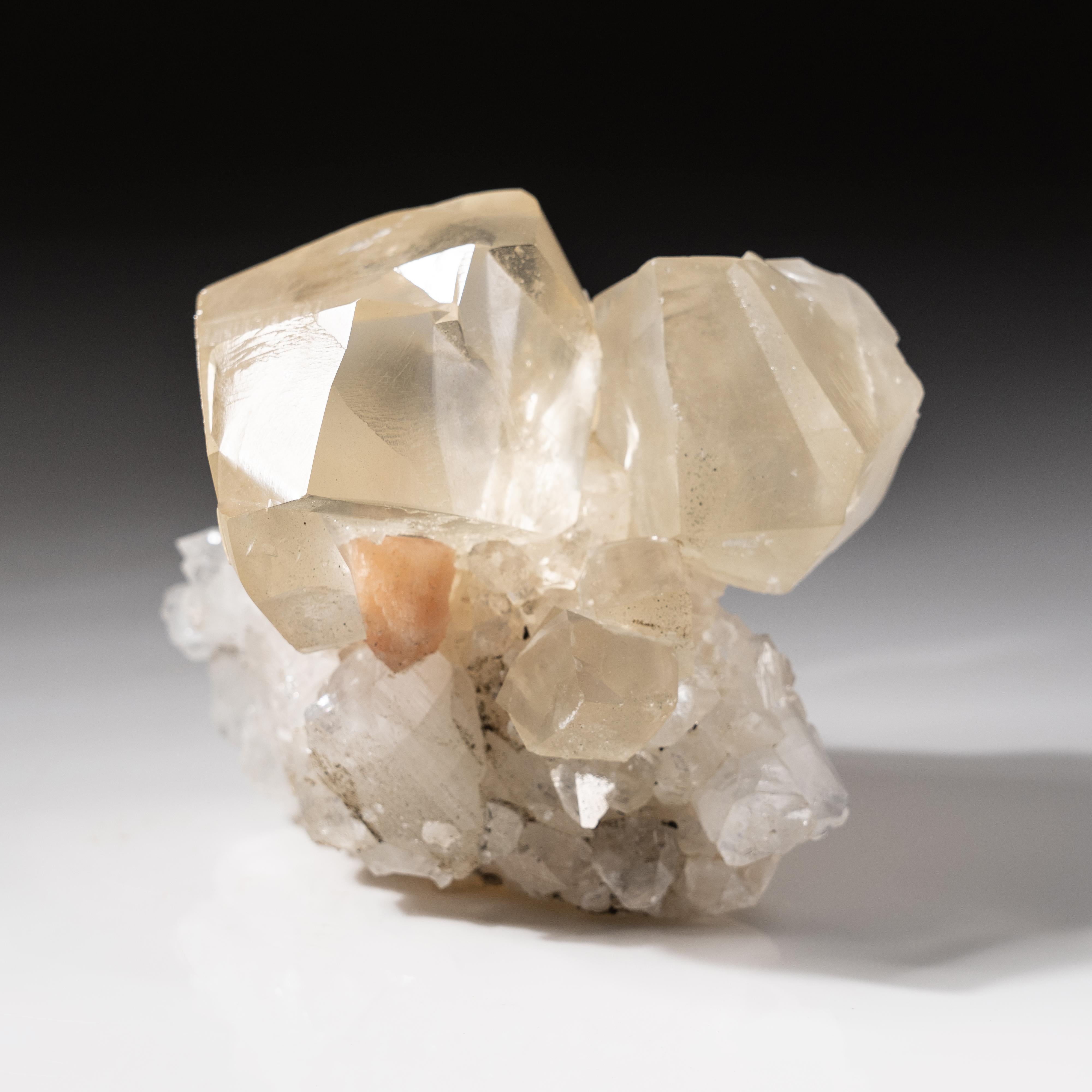 Calcite dorata con apofillite dal distretto di Nasik, Maharashtra, India in vendita 2