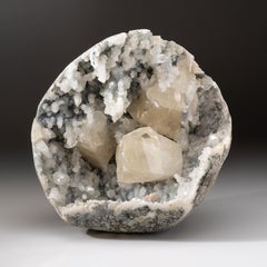 Minéral Calcite doré avec géode d'apophyllite provenant du district de Nasik, Inde