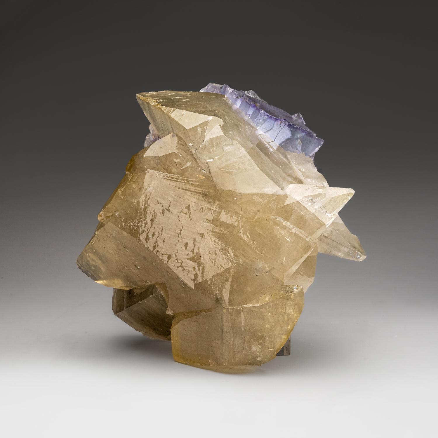 Golden Calcite with Fluorite from Xianghualing-Xianghuapu Mines, Hunan, China In New Condition For Sale In New York, NY