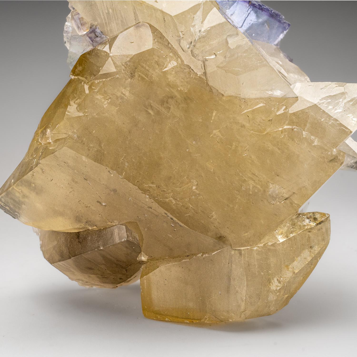 Golden Calcite with Fluorite from Xianghualing-Xianghuapu Mines, Hunan, China For Sale 1
