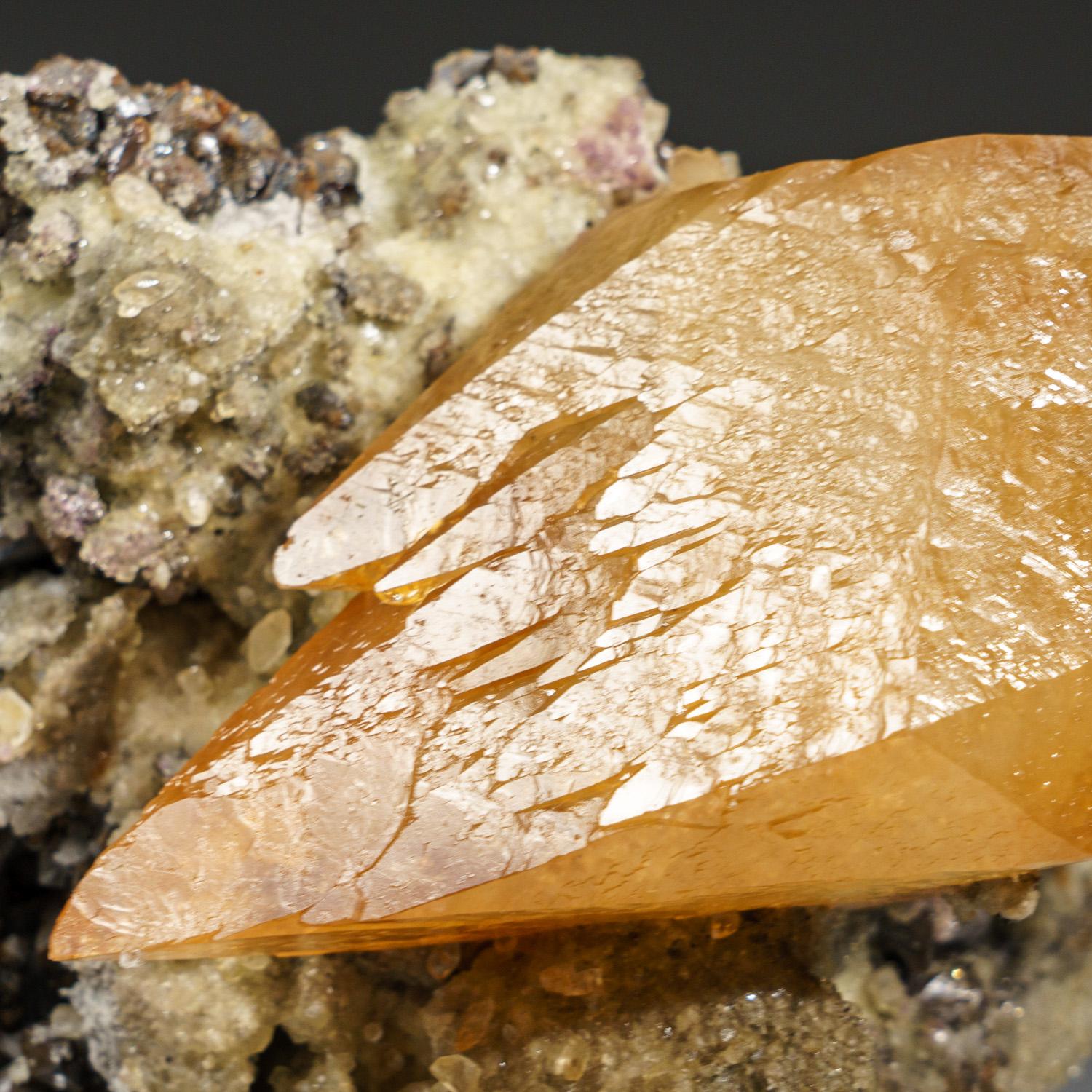 Calcite dorée et cristal de sphalerite provenant de la mine d'ormeau, Tennessee (4 livres) Excellent état - En vente à New York, NY