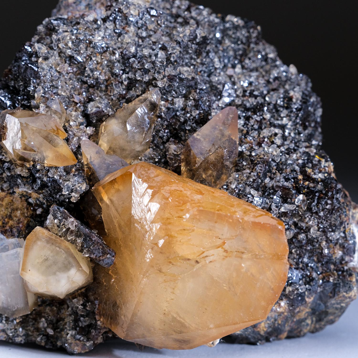 Goldenes Calcite mit Sphalerit-Kristall aus Ulmenholzminen, Tennessee (4 lbs) (21. Jahrhundert und zeitgenössisch) im Angebot