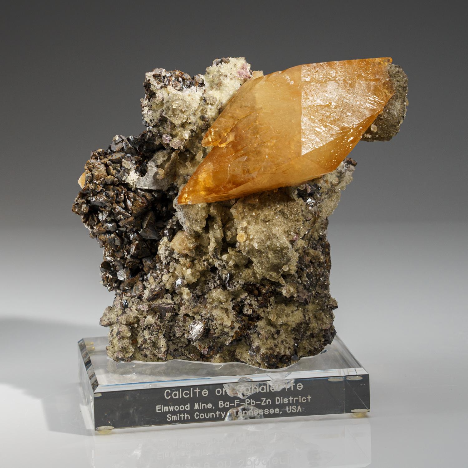Calcite dorée et cristal de sphalerite provenant de la mine d'ormeau, Tennessee (4 livres) en vente 2