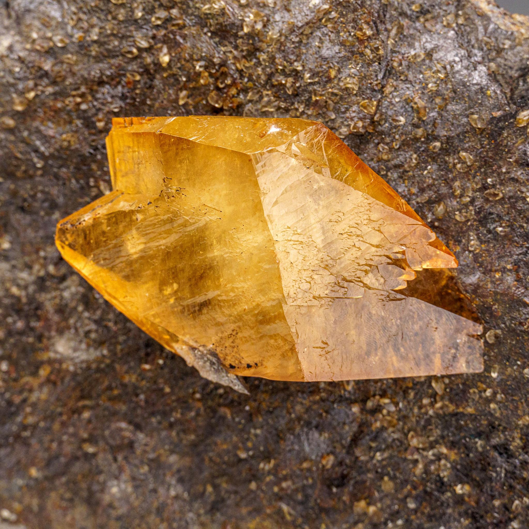 Aus der Elmwood Mine, Tennessee, Vereinigte Staaten.

Large, museum-quality, lustrous transparent deep golden calcite, 4