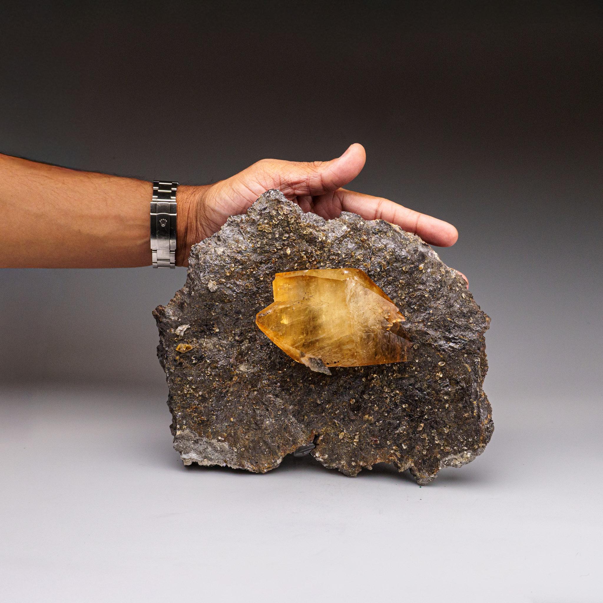 Goldenes Calcite mit Sphaleritkristall aus der Ulmenholz Mine, Tennessee (amerikanisch) im Angebot