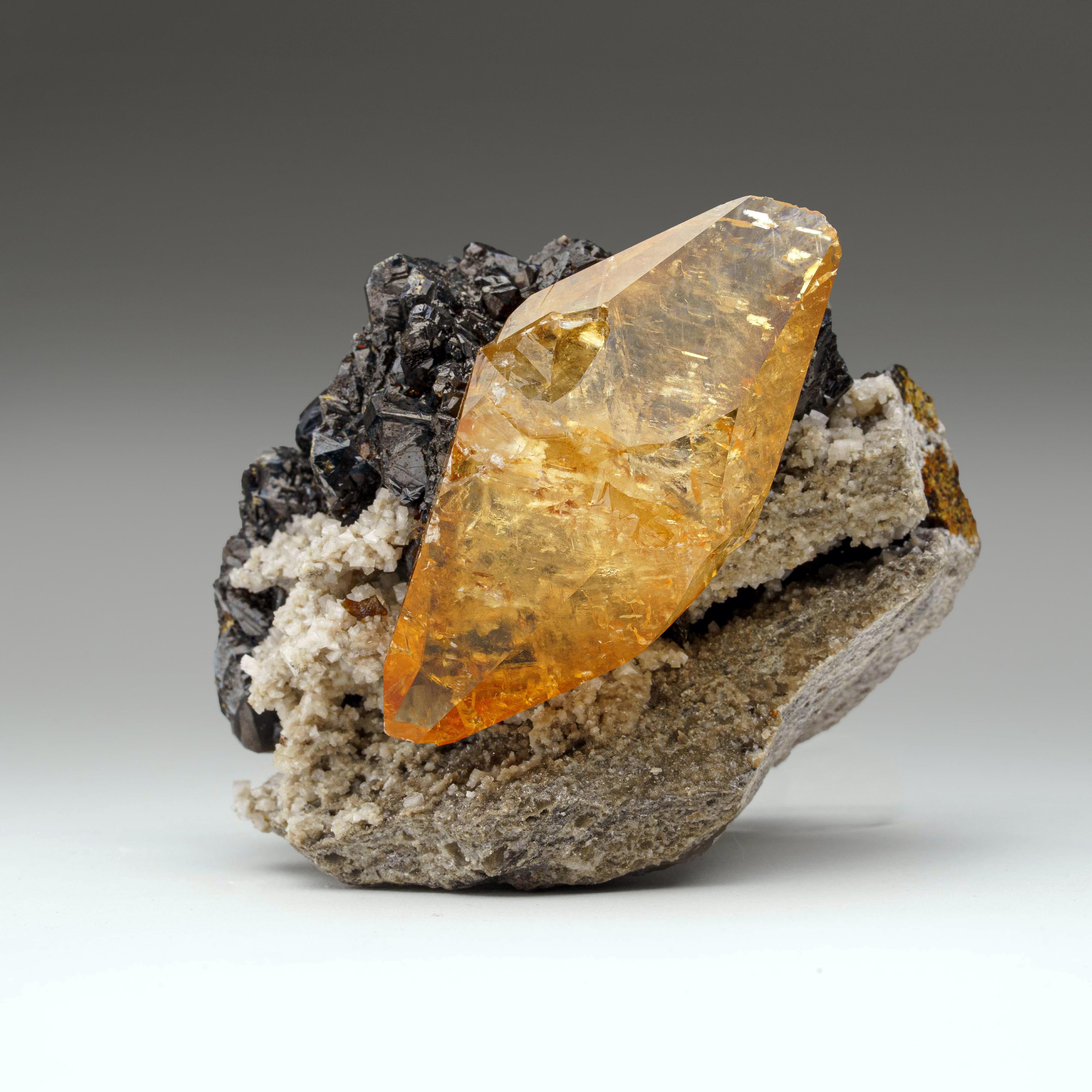Goldenes Calcite mit Sphaleritkristall aus der Ulmenholz Mine, Tennessee (21. Jahrhundert und zeitgenössisch) im Angebot