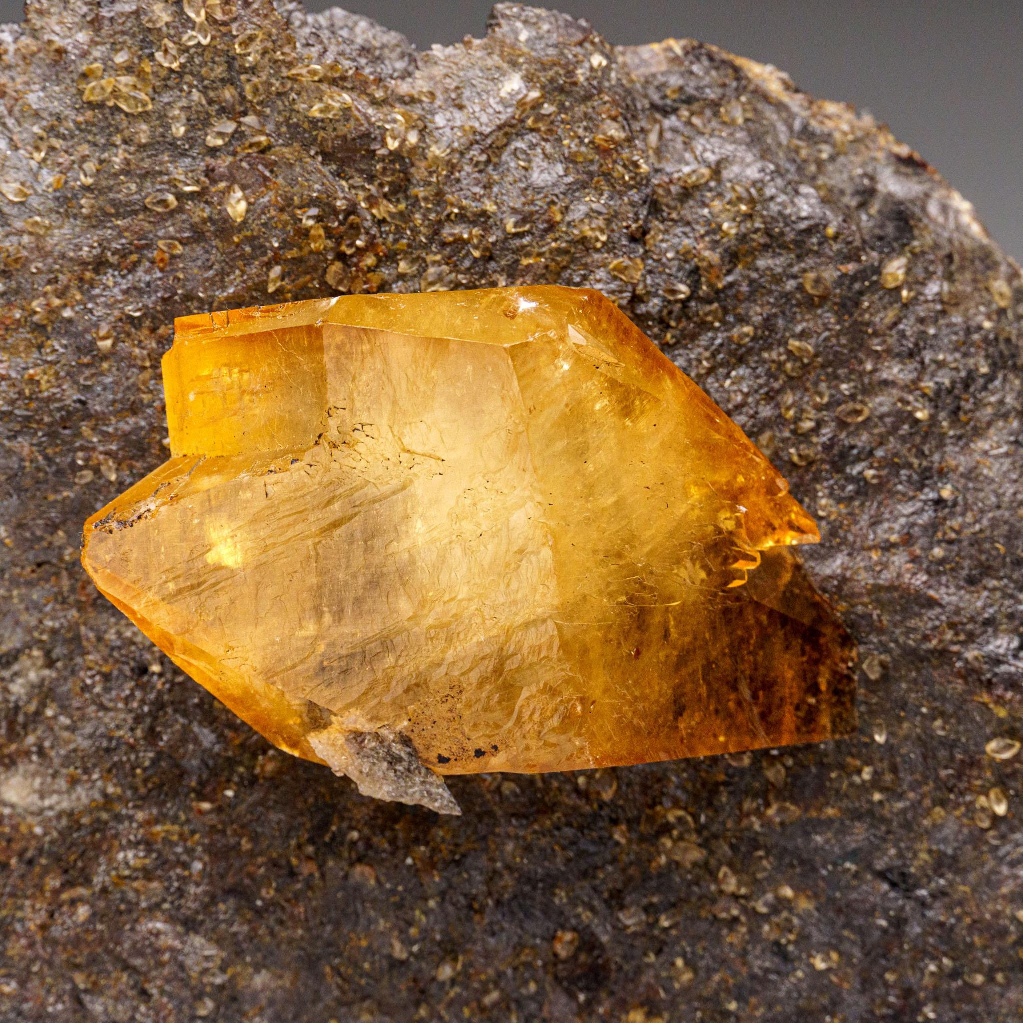 Goldenes Calcite mit Sphaleritkristall aus der Ulmenholz Mine, Tennessee (21. Jahrhundert und zeitgenössisch) im Angebot