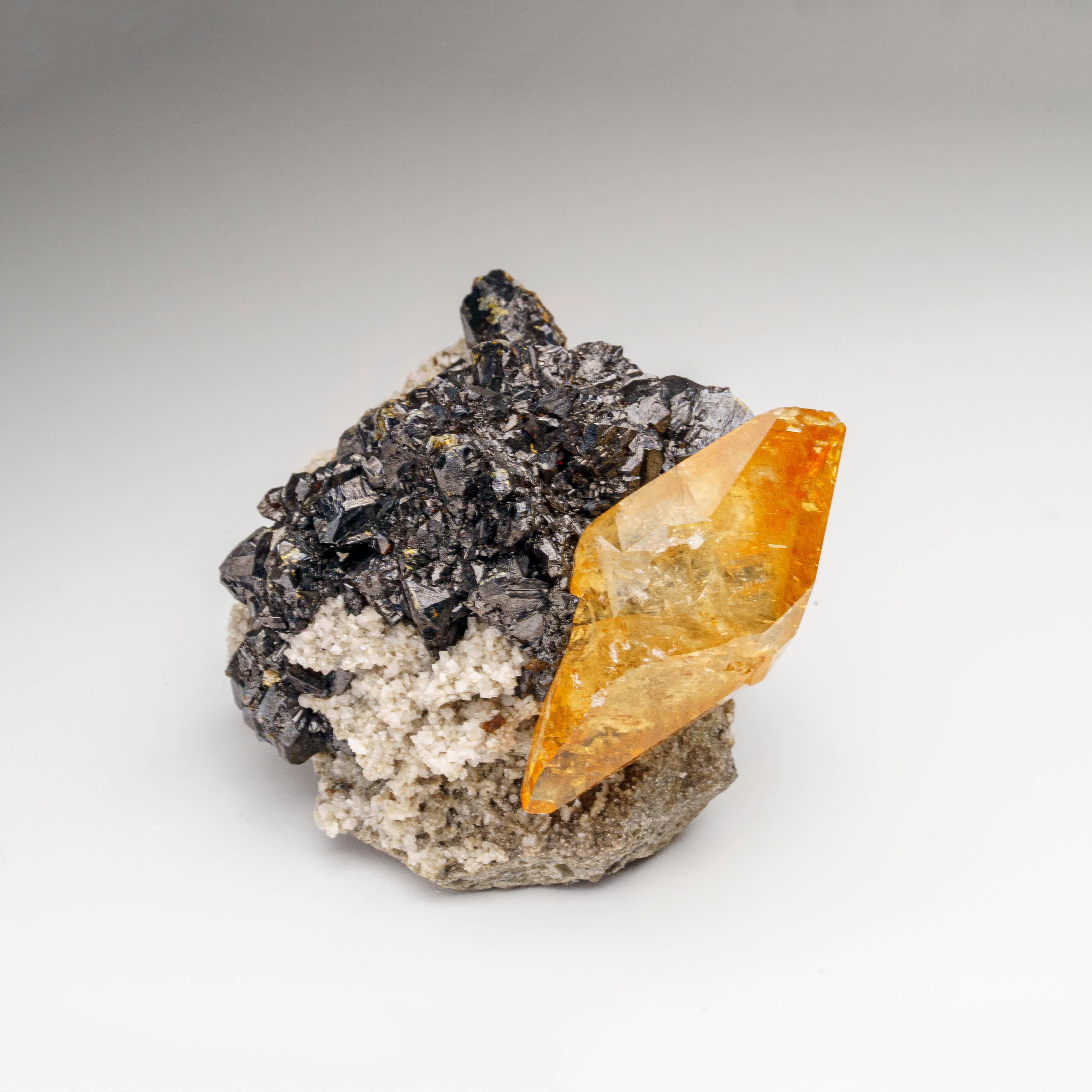 Goldenes Calcite mit Sphaleritkristall aus der Ulmenholz Mine, Tennessee (Kristall) im Angebot