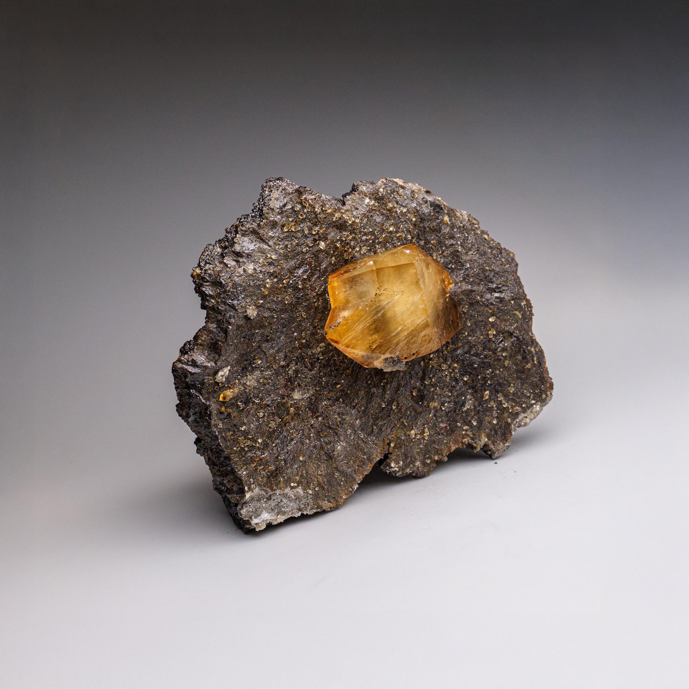 Goldenes Calcite mit Sphaleritkristall aus der Ulmenholz Mine, Tennessee (Kristall) im Angebot