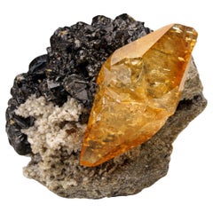 Calcita dorada con cristal de esfalerita de la mina Elmwood, Tennessee