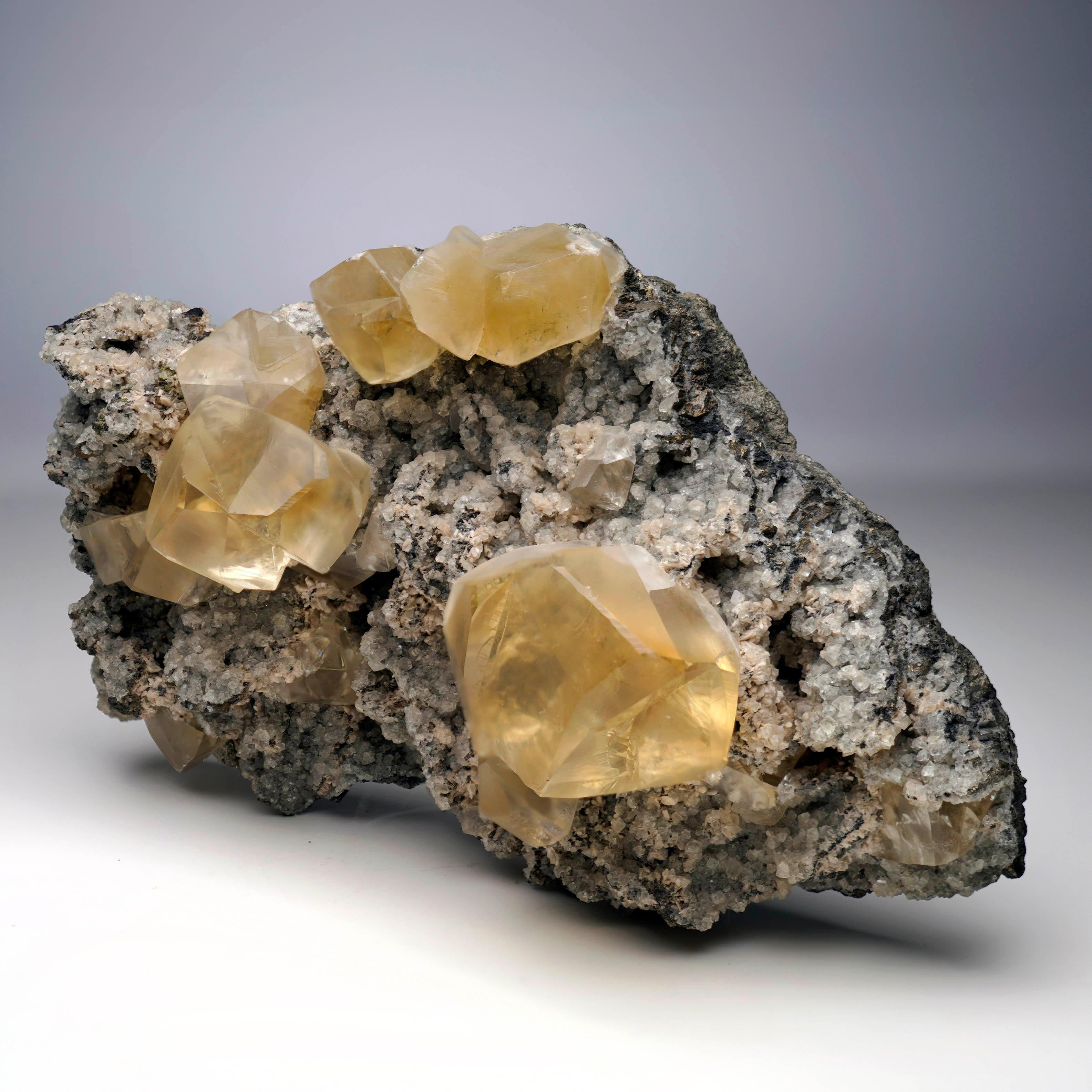 Este excepcional ejemplar de Calcita Dorada procede de la Mina de Hierro de Sokolovskoe, en Qostaney Oblysy, Kazajstán: un lugar cada vez más escaso y buscado por los coleccionistas de minerales. Con un rico tono dorado miel, este impresionante