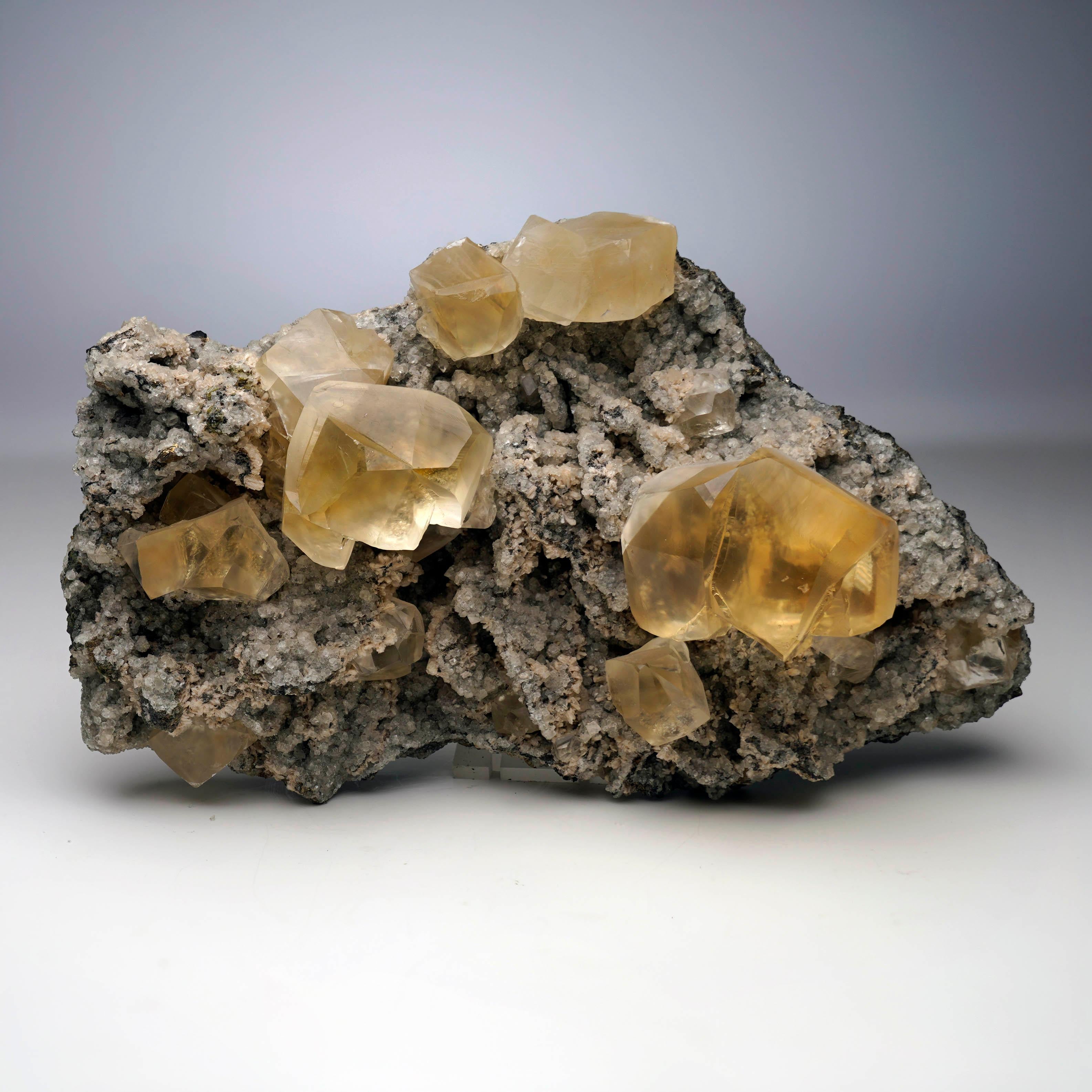 Calcita dorada con cristales maclados - Mina de hierro de Sokolovskoe, Kazajstán Kazajo en venta