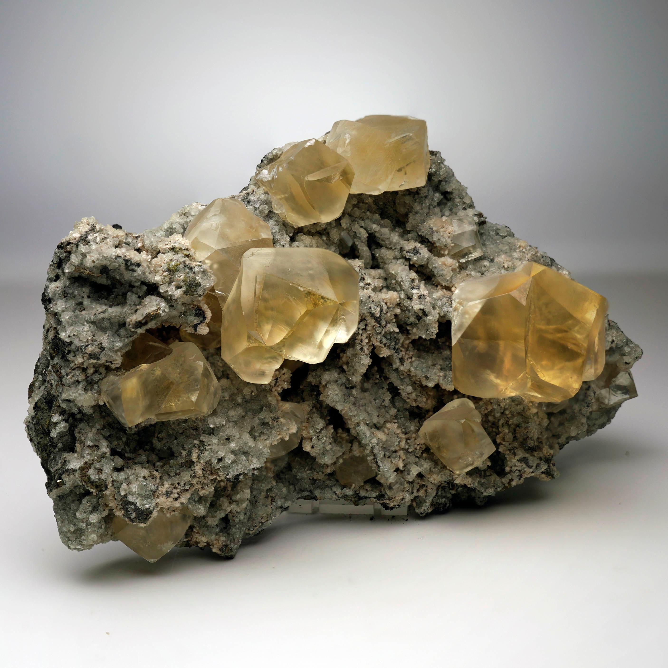 Calcita dorada con cristales maclados - Mina de hierro de Sokolovskoe, Kazajstán en Nuevo estado para la venta en New York, NY