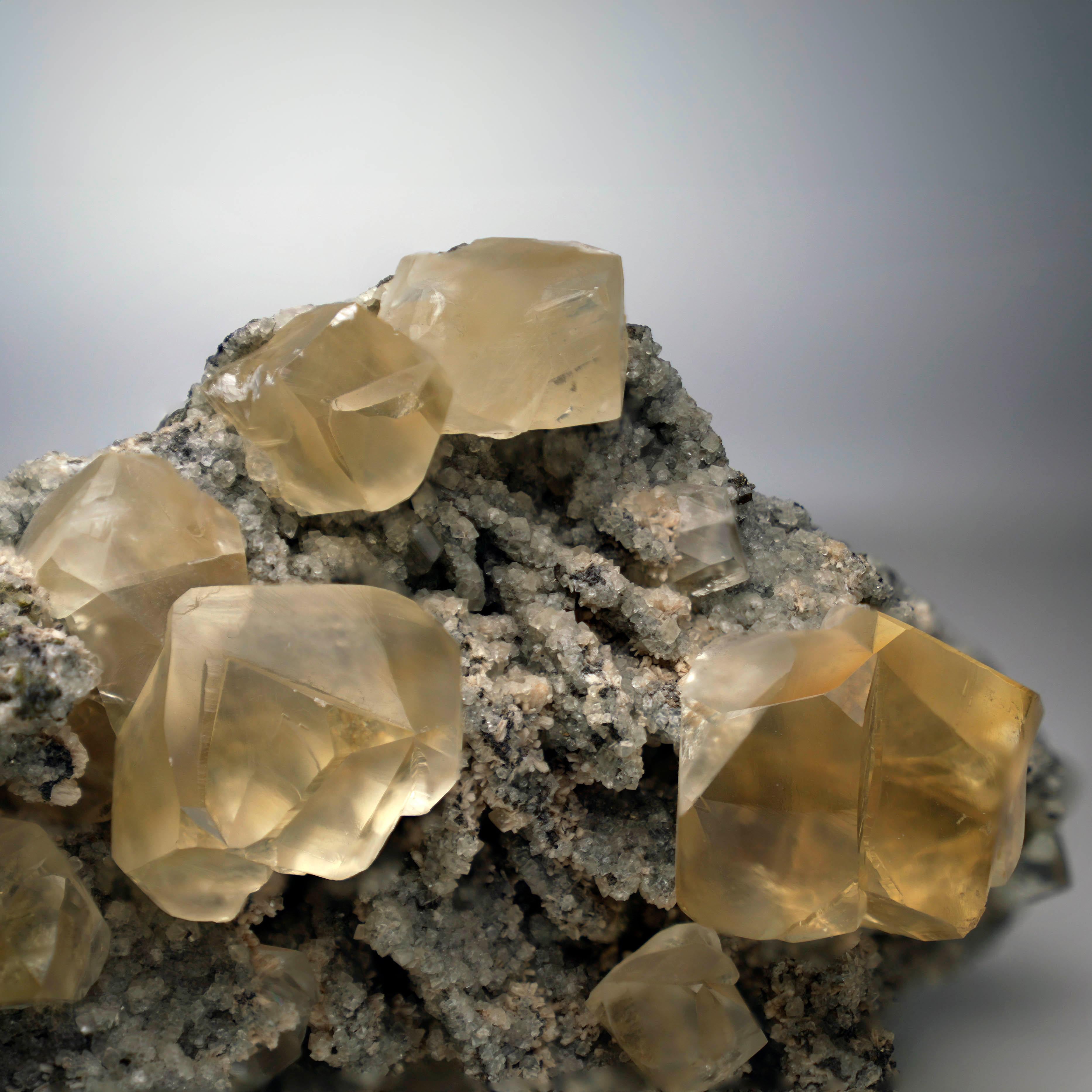 Calcita dorada con cristales maclados - Mina de hierro de Sokolovskoe, Kazajstán Siglo XXI y contemporáneo en venta