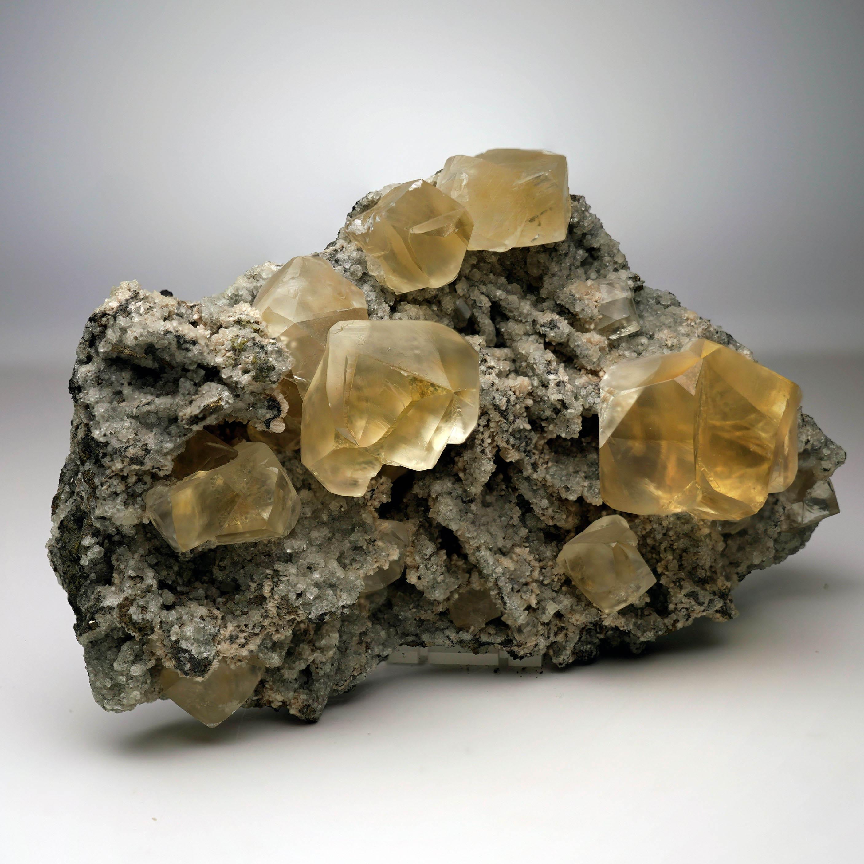 Calcita dorada con cristales maclados - Mina de hierro de Sokolovskoe, Kazajstán Cristal en venta
